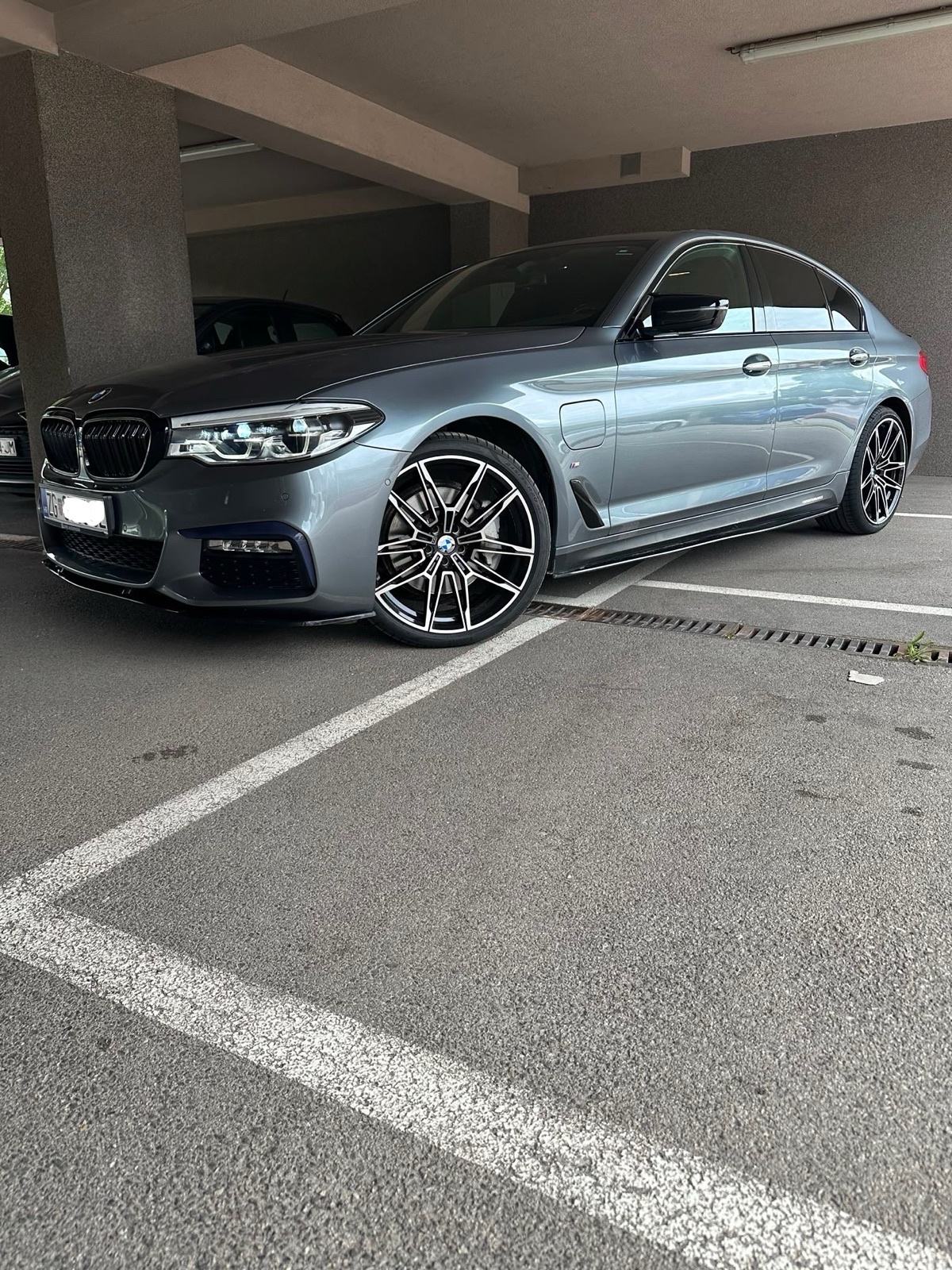 BMW 530e Napravljen veliki servis/registriran do 6/27, fotografija 5