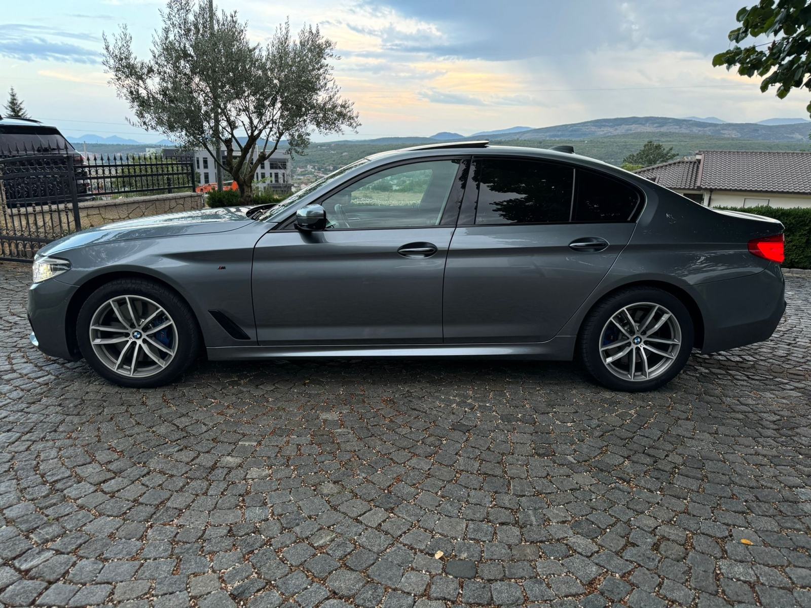 BMW 540xi -m paket visoko individualiziran- prvi vlasnik i novo stanje, fotografija 17