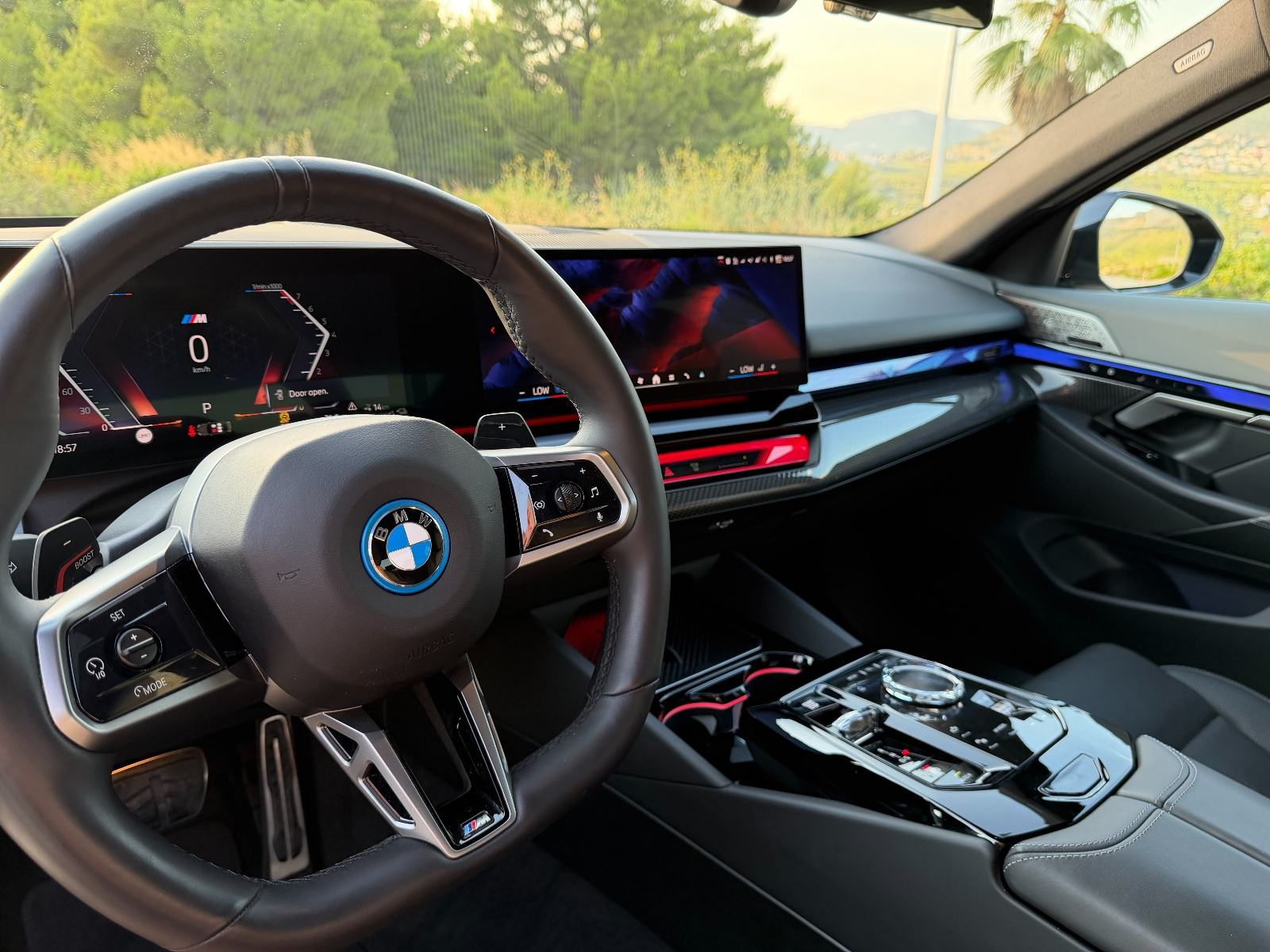 BMW serija 5 550e *XDRIVE* M SPORT PRO*ZAOKRETNI KOTAČI STRAGA*B&W*, fotografija 10