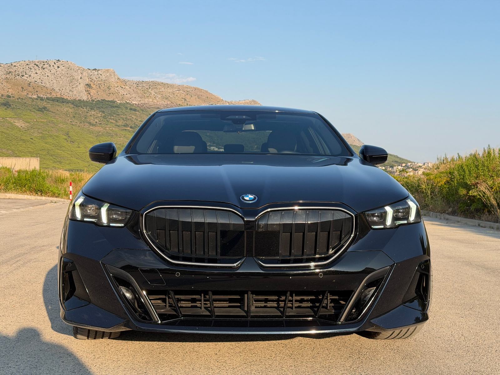 BMW serija 5 550e *XDRIVE* M SPORT PRO*ZAOKRETNI KOTAČI STRAGA*B&W*, fotografija 2