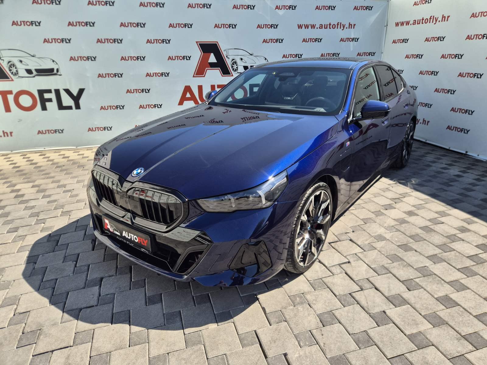 BMW serija 5 550e xDrive PRO M-paket, Shadow, B&W, Iconic Grill, PDV