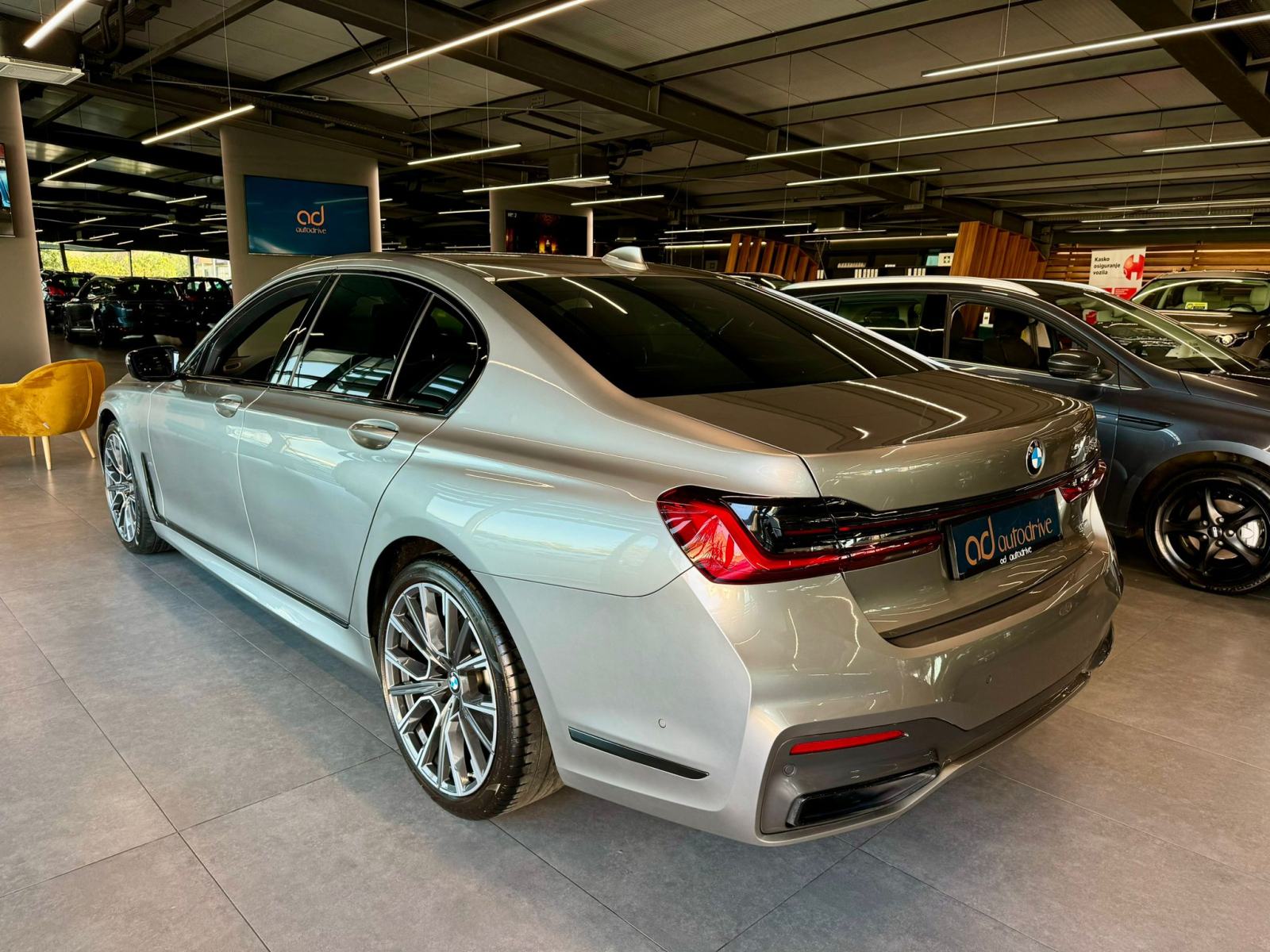 BMW 730d M-PAKET • LASER • ALU20" • KAM 360 • ŠIBER • H&K • HEAD-UP, fotografija 6