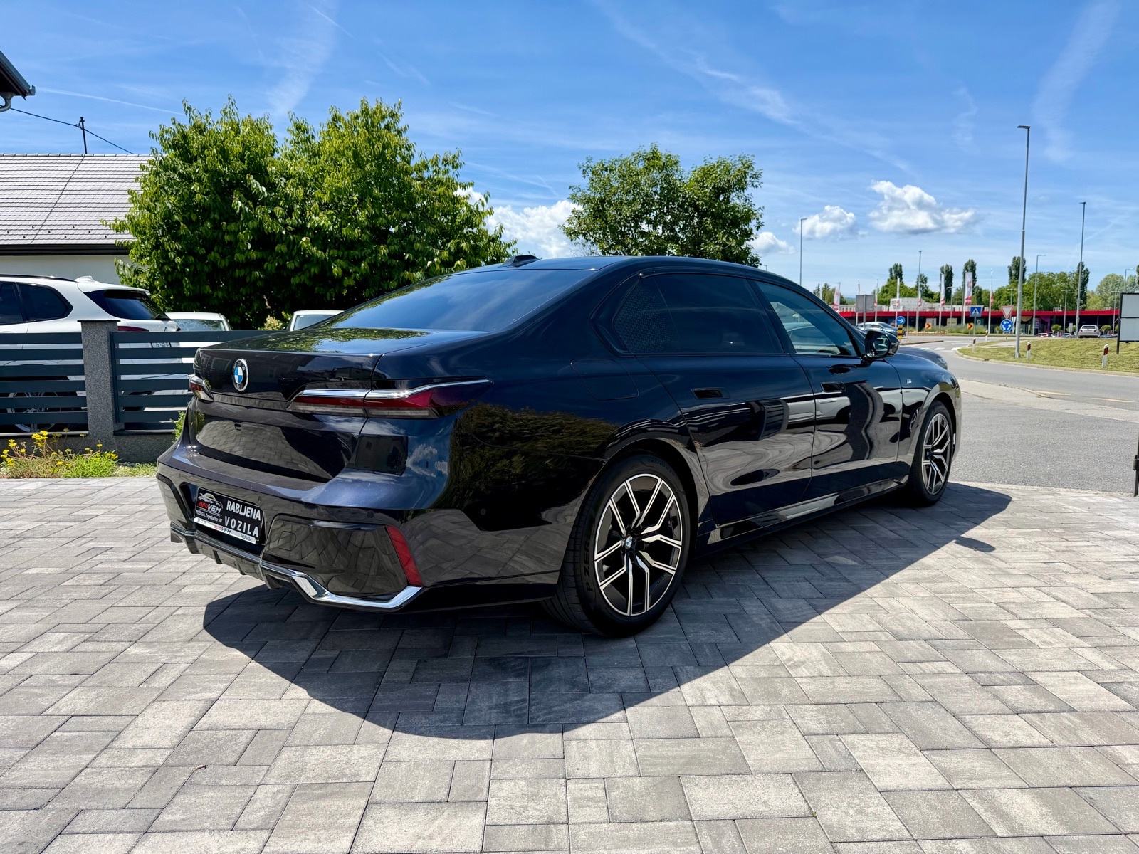 BMW 740d xDrive-M SPORT PRO-2025 G-SKY LOUNGE-MASAŽA-B&W-360”, fotografija 4