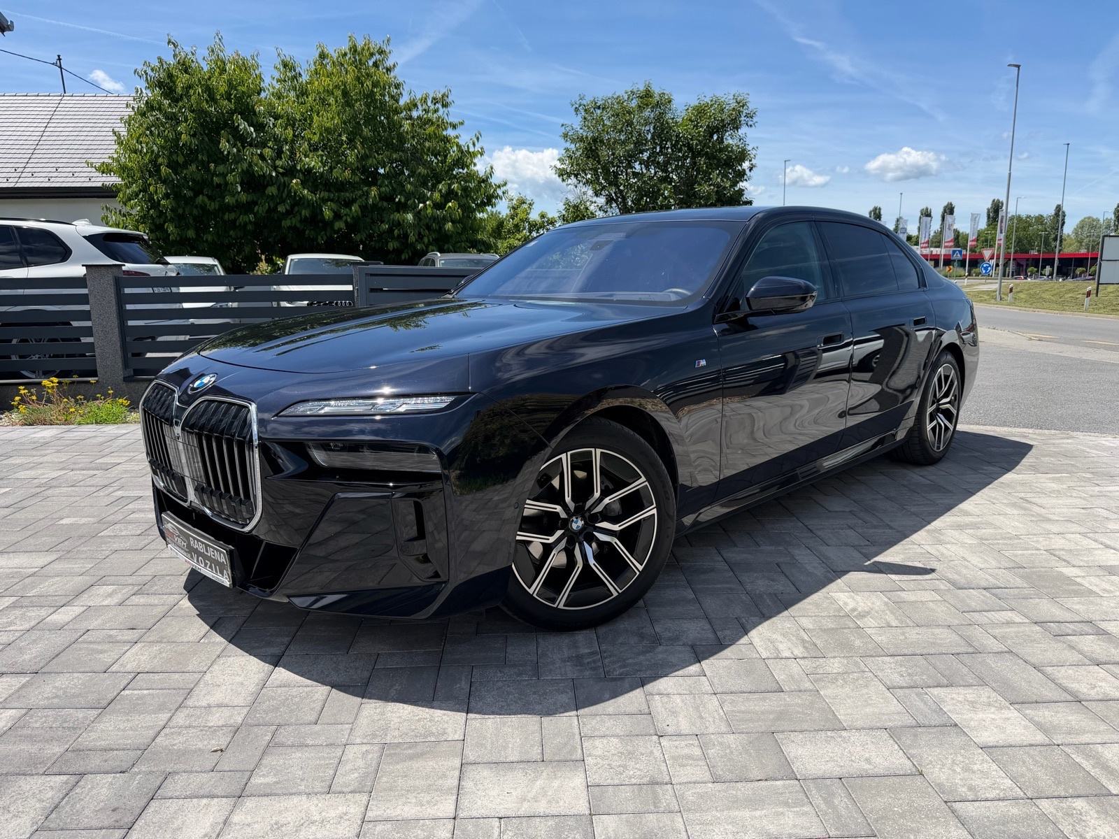BMW 740d xDrive-M SPORT PRO-2025 G-SKY LOUNGE-MASAŽA-B&W-360”, fotografija 1