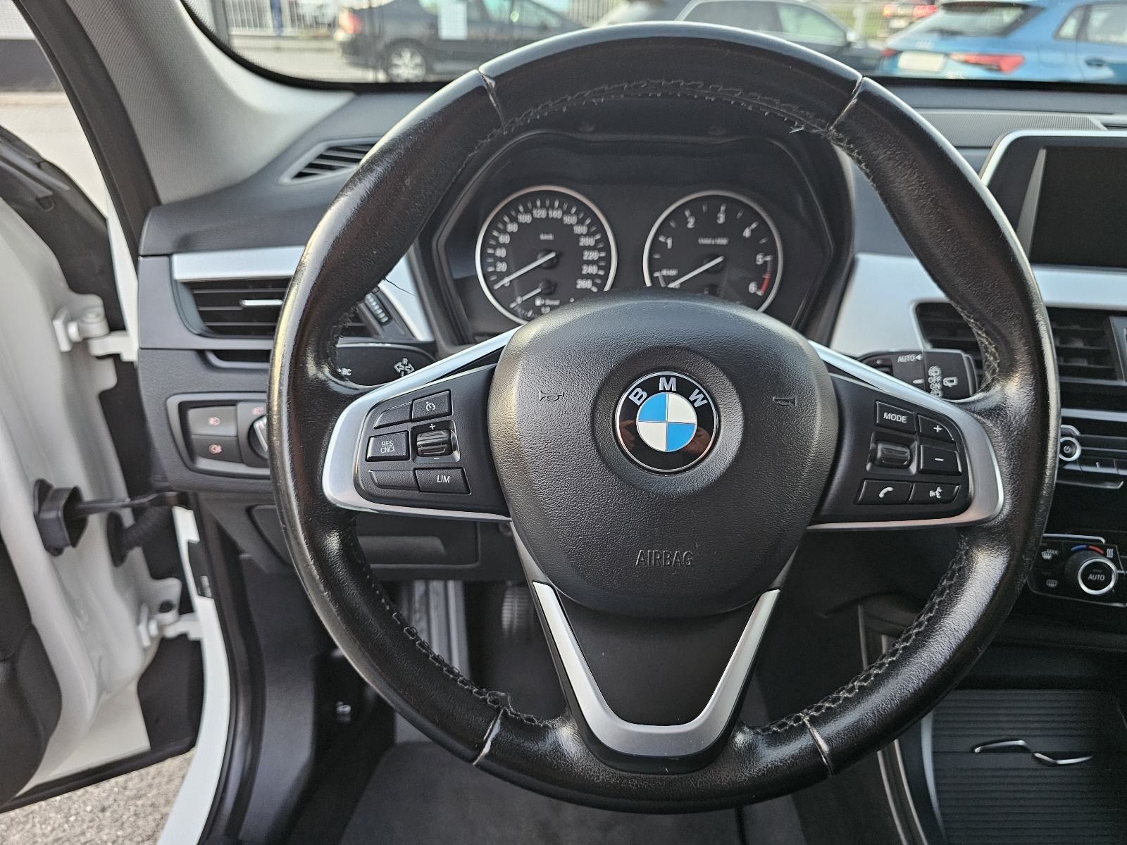 BMW X1 18d ***TOP-STANJE***NAVIGACIJA-XENON-LED***KAMERA-SENZORI***, fotografija 16