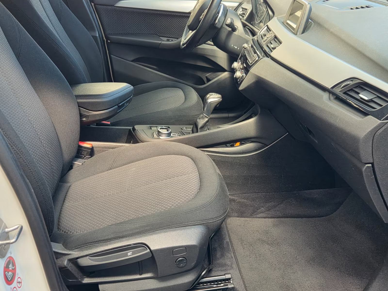 BMW X1 18d xDrive, Advantage, fotografija 2