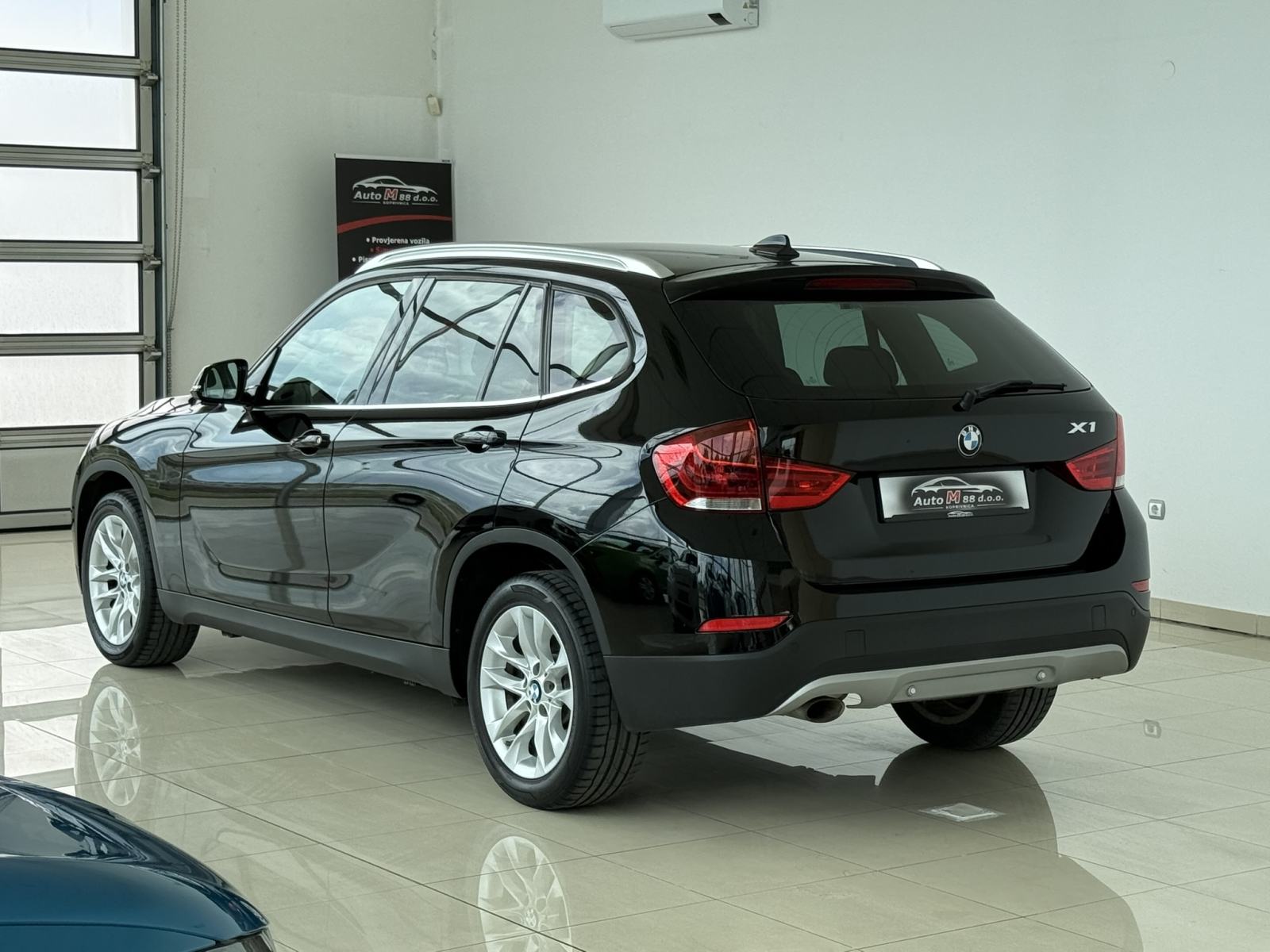 BMW X1 sDrive16d⭐️140.000km⭐️NAVI⭐️PARKING SENZORI⭐️ ALU 17⭐️GARANCIJA, fotografija 6