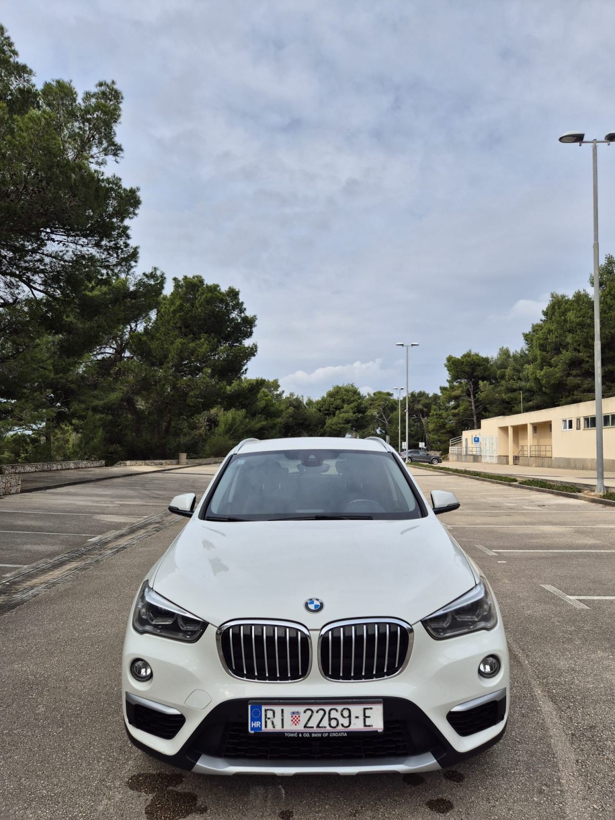 BMW X1 sDrive18d AUTOMATIK; NAVIGACIJA; ZIMSKE + LJETNE GUME, fotografija 6