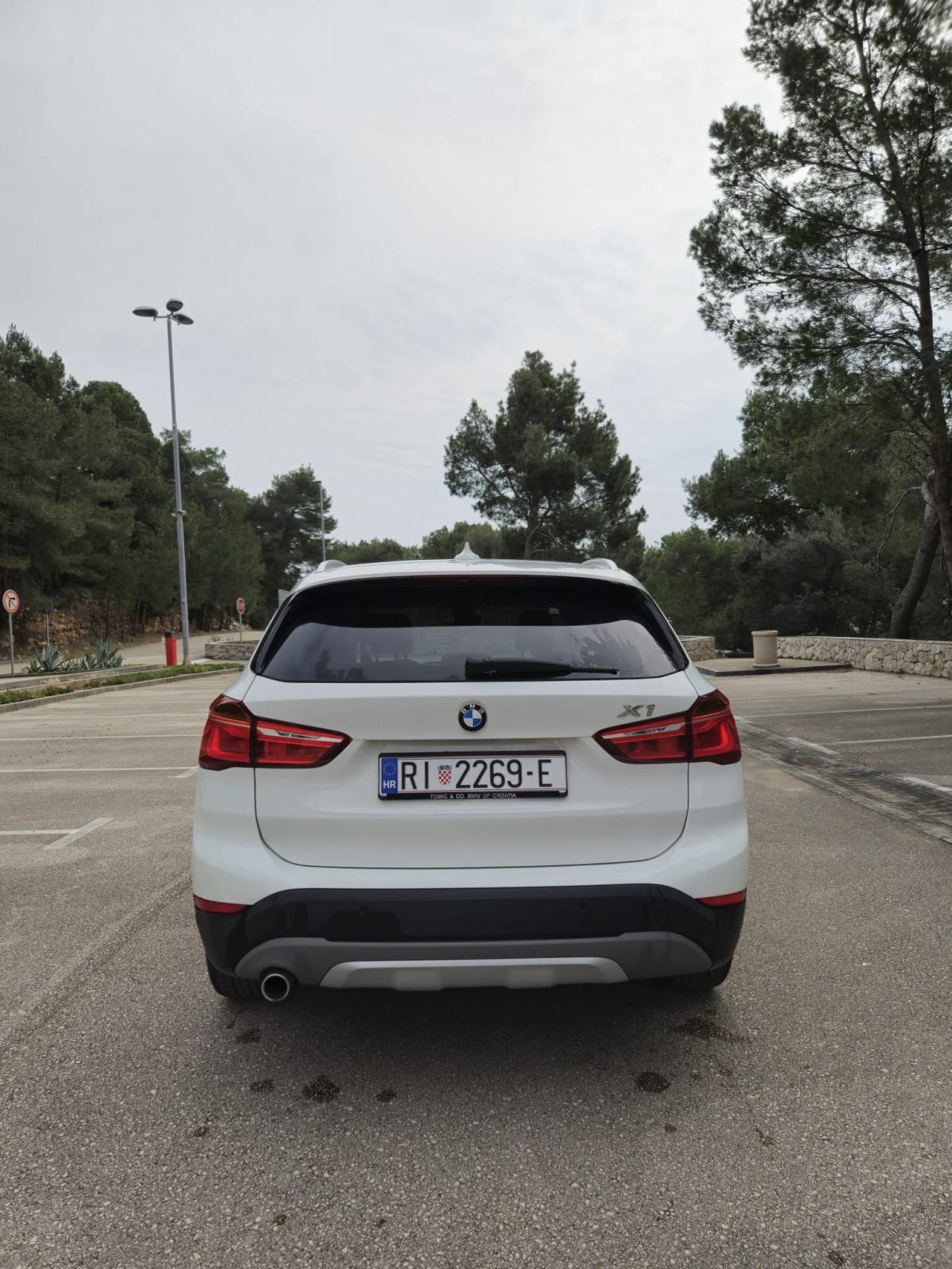 BMW X1 sDrive18d AUTOMATIK; NAVIGACIJA; ZIMSKE + LJETNE GUME, fotografija 3