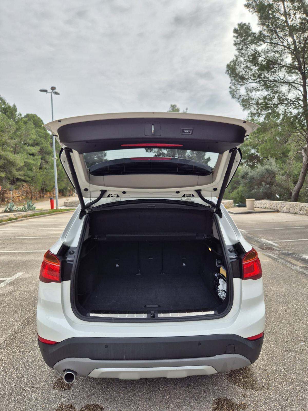 BMW X1 sDrive18d AUTOMATIK; NAVIGACIJA; ZIMSKE + LJETNE GUME, fotografija 14