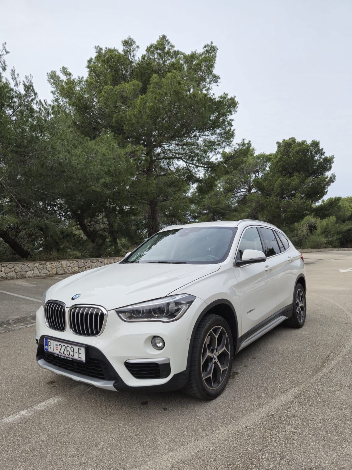 BMW X1 sDrive18d AUTOMATIK; NAVIGACIJA; ZIMSKE + LJETNE GUME, fotografija 1