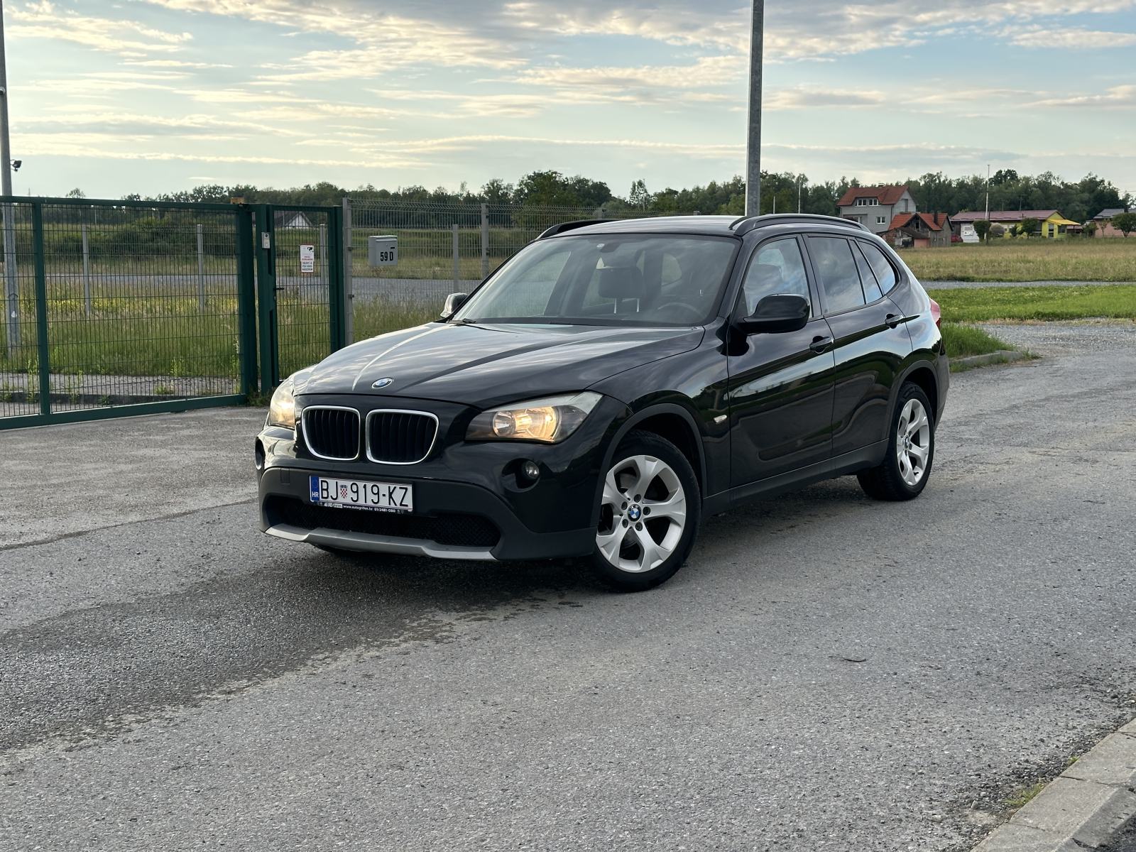 BMW X1 sDrive18d, fotografija 1