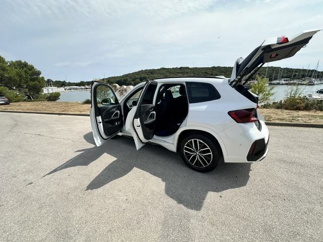 BMW X1 sDrive18d, fotografija 17