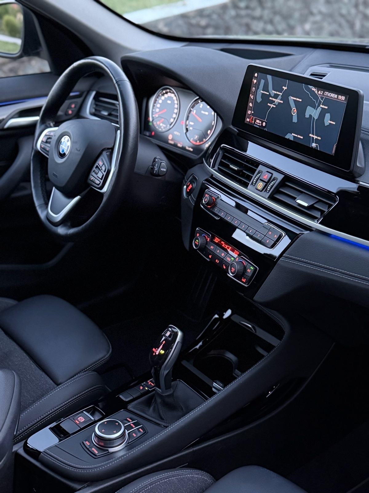 BMW X1 sDrive20d AUTOMATIK,FACELIFT,SPORT,LED,HUD,NAV,KUKA,PDV,SERVISN, fotografija 14