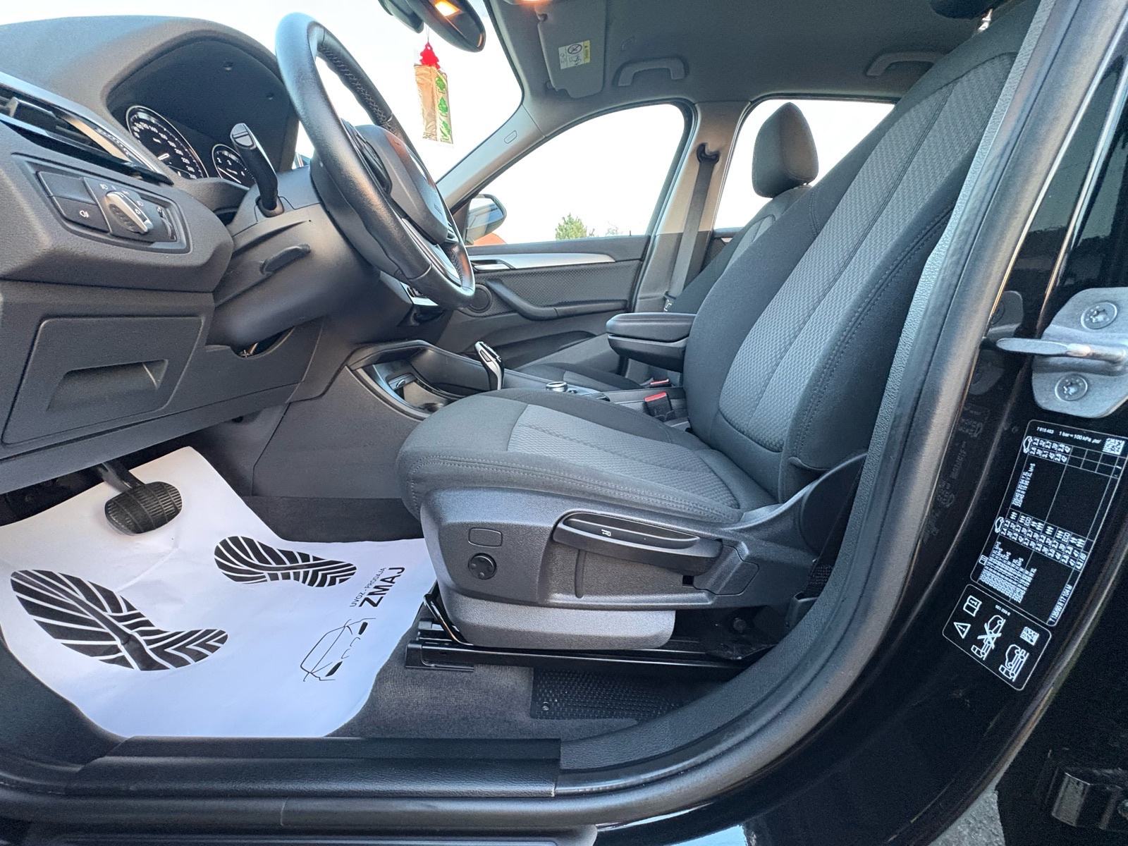 BMW X1 xDrive18d automatik*navi prof*keylees*pdc*shz*prva vlasnica*, fotografija 13