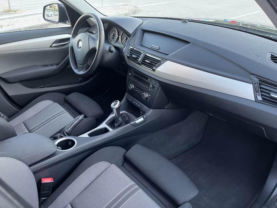 BMW X1 xDrive18d, park senzori, sport sjedala, alu 17”, fotografija 15
