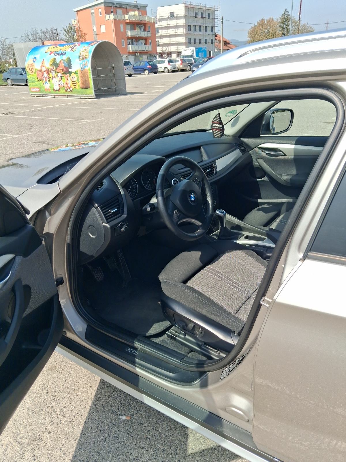 BMW X1 xDrive18d, fotografija 10