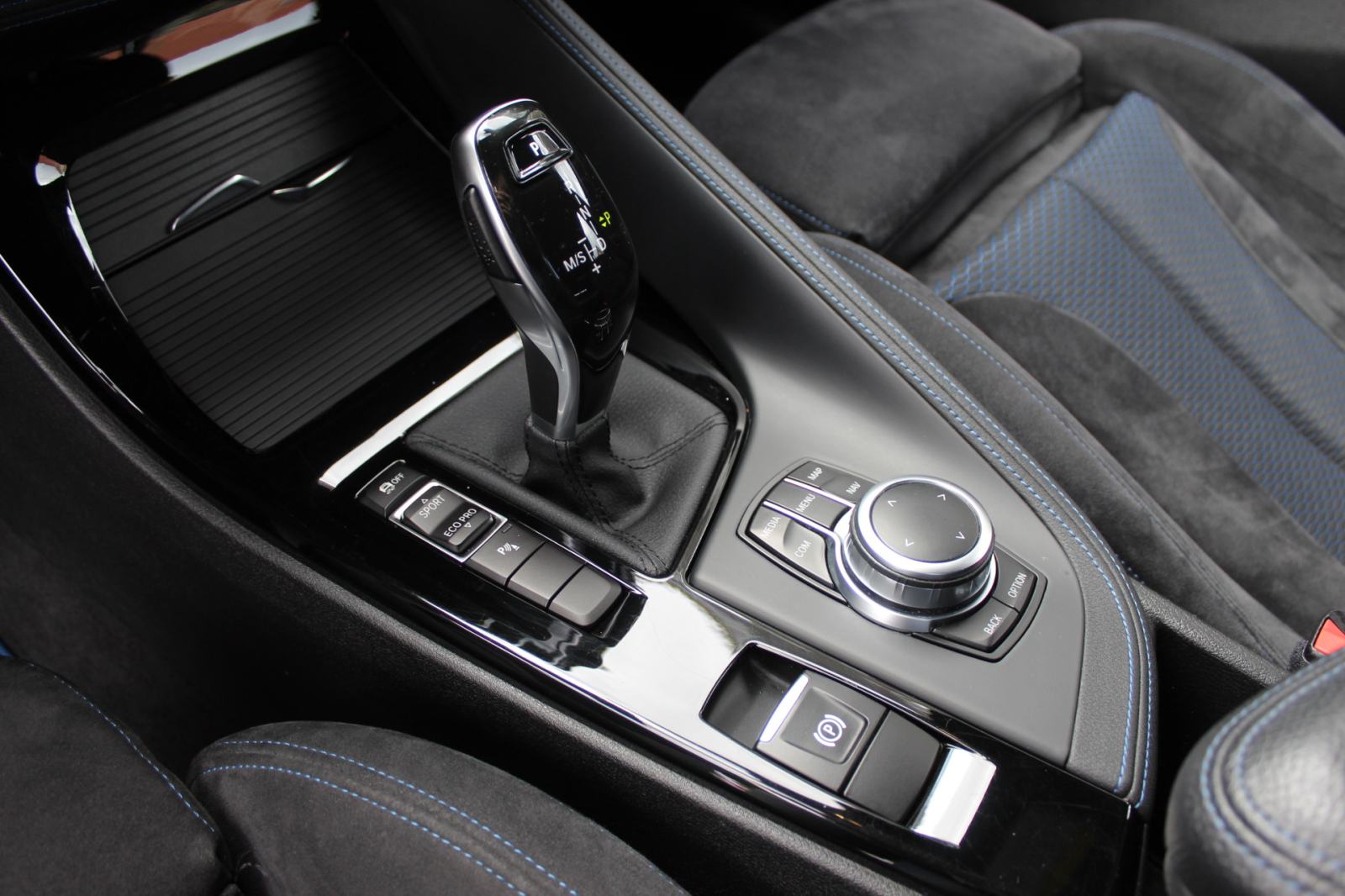 BMW X2 18d AUTOMATIK, M-PAKET, NAVIGACIJA, LED, KOŽA, ALU 17, ITD..., fotografija 13