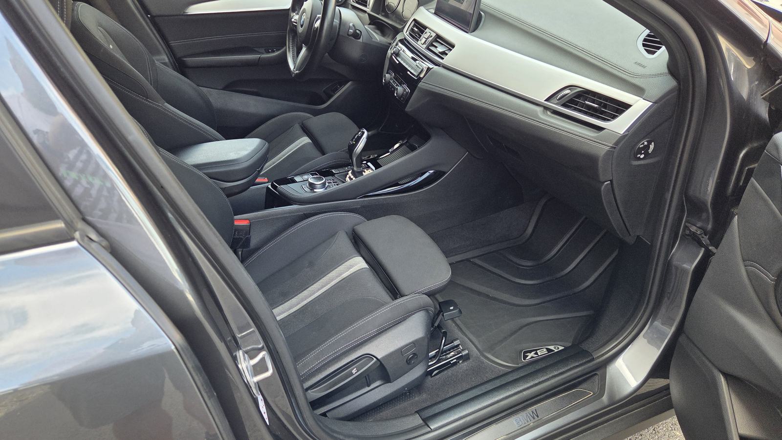 BMW X2 18i benzin automatik M felge i unutrasnjost kamera LED Keyless, fotografija 9