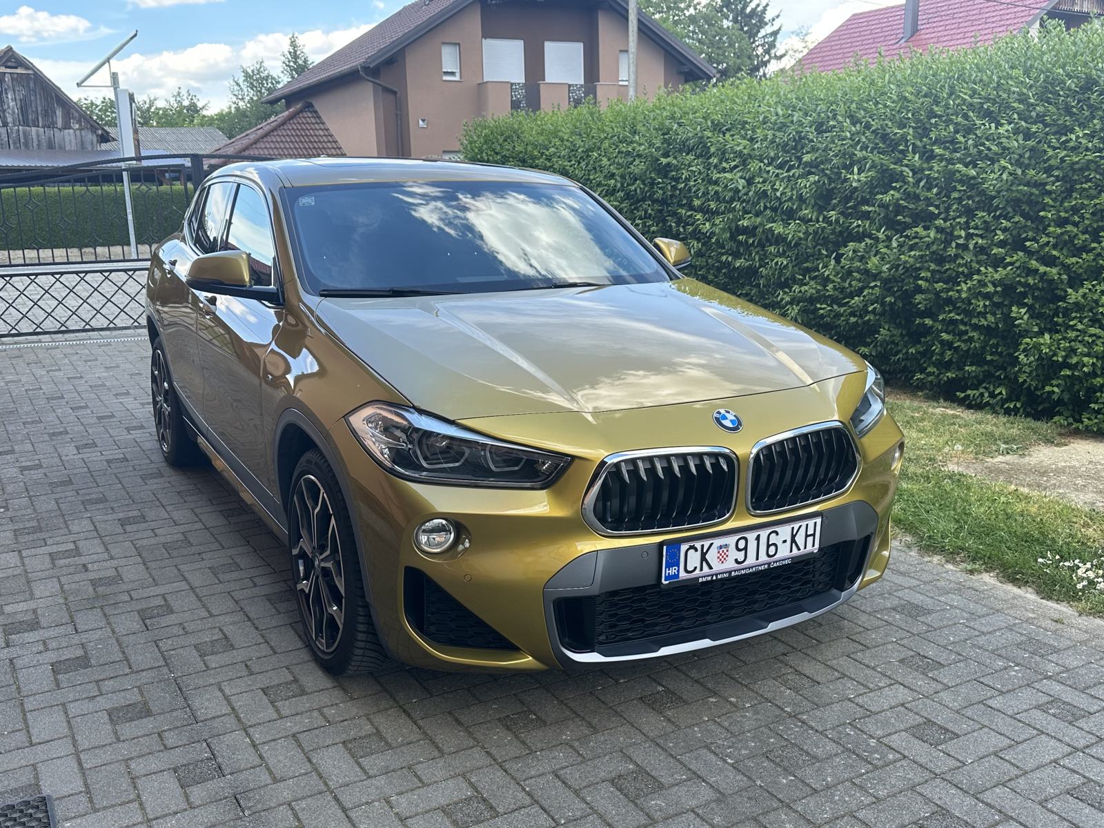 BMW X2 sDrive18d M PAKET, AUTOMATIK, PANORAMA, pogled izvana - slika 1