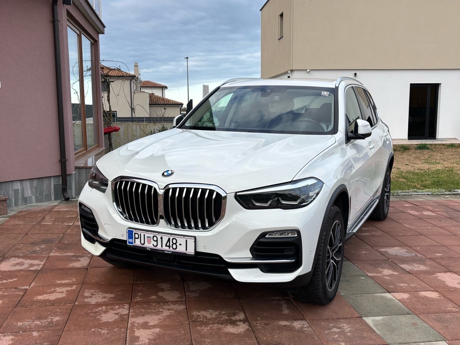 BMW x5 45e, 2022 g,kao novo! Reg. 08/27, vozilo je višak, bez zamjena!, fotografija 1