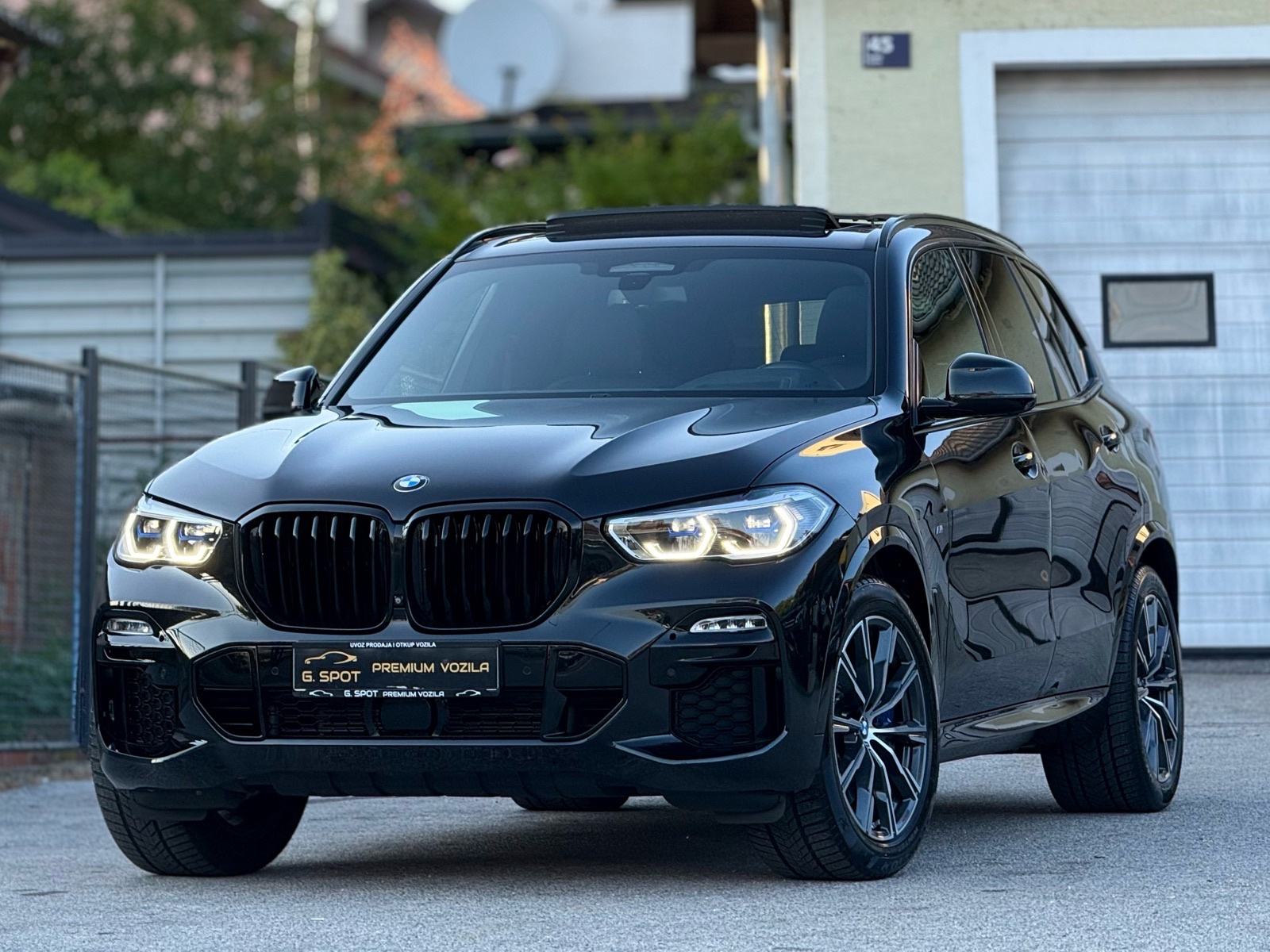 BMW X5 M40i *AUTOMATIK*X-DRIVE*PANORAMA*LASER*SWAROVSKI*AMBIENT*70TKM, fotografija 1
