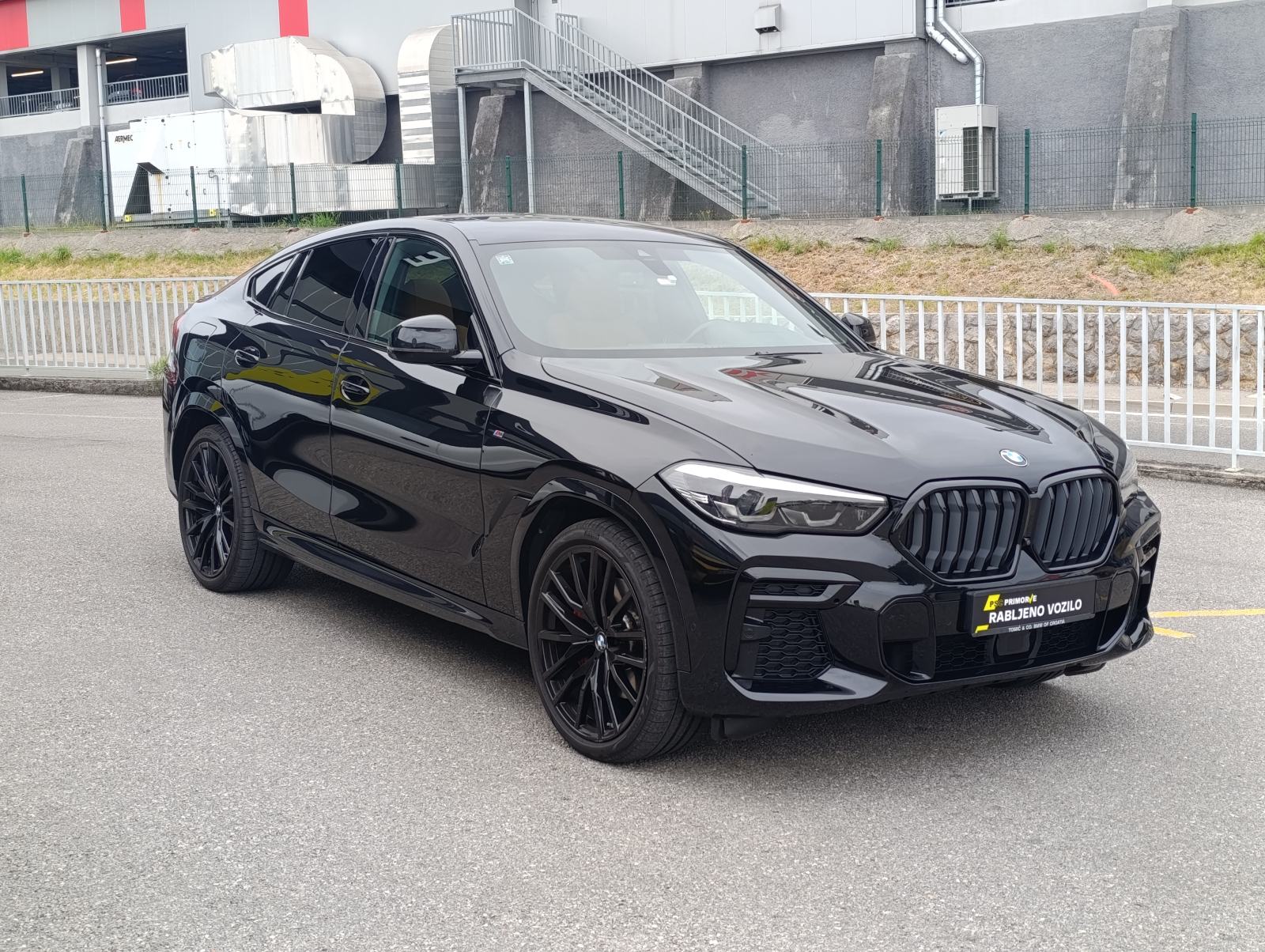 BMW X6 xDrive30d M-Sport, panoramski krov, koža, virtual kokpit, fotografija 3