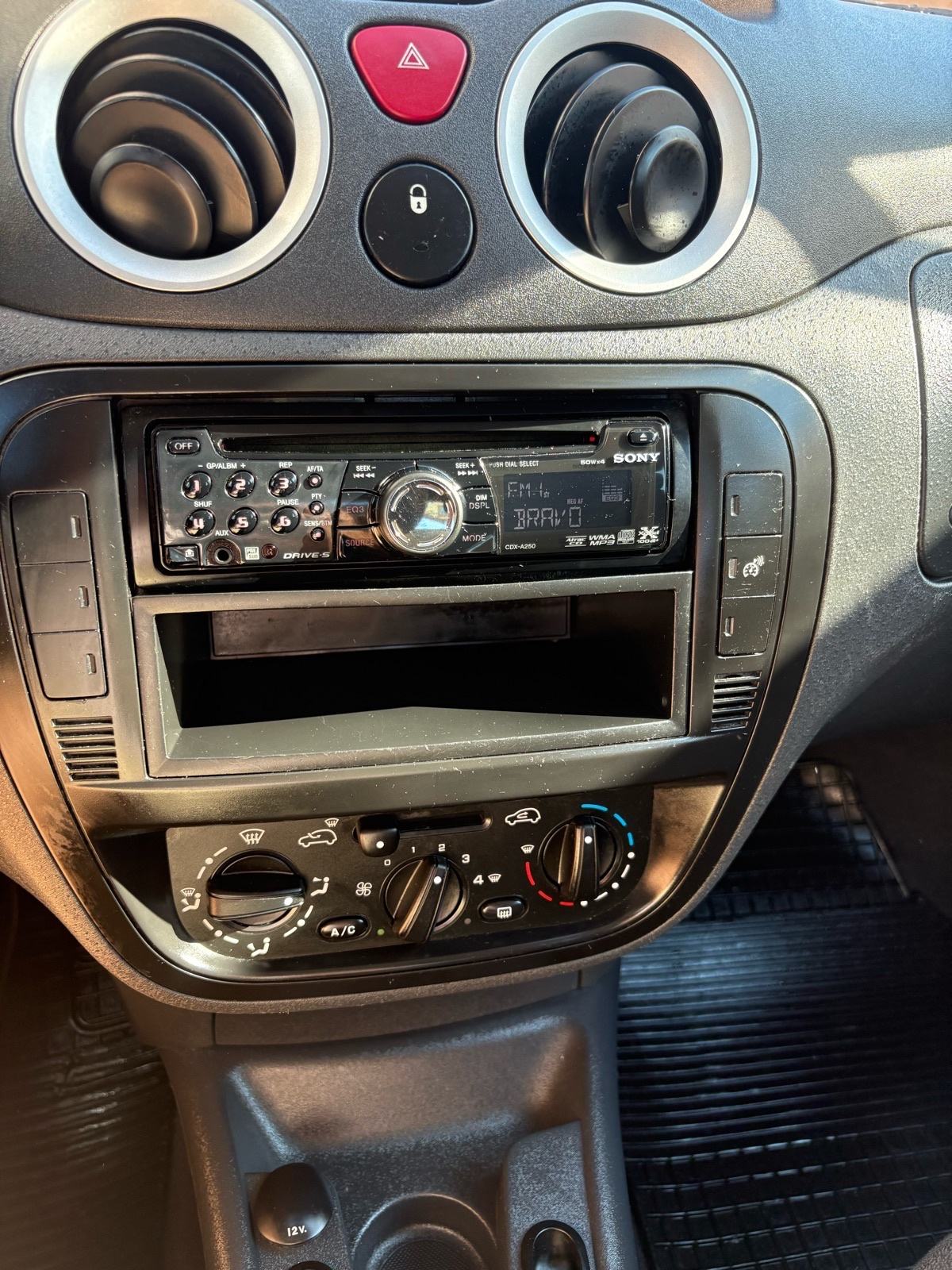 Citroën C3 1.1i klima,servo,reg.05/2027 ODLICAN, fotografija 9