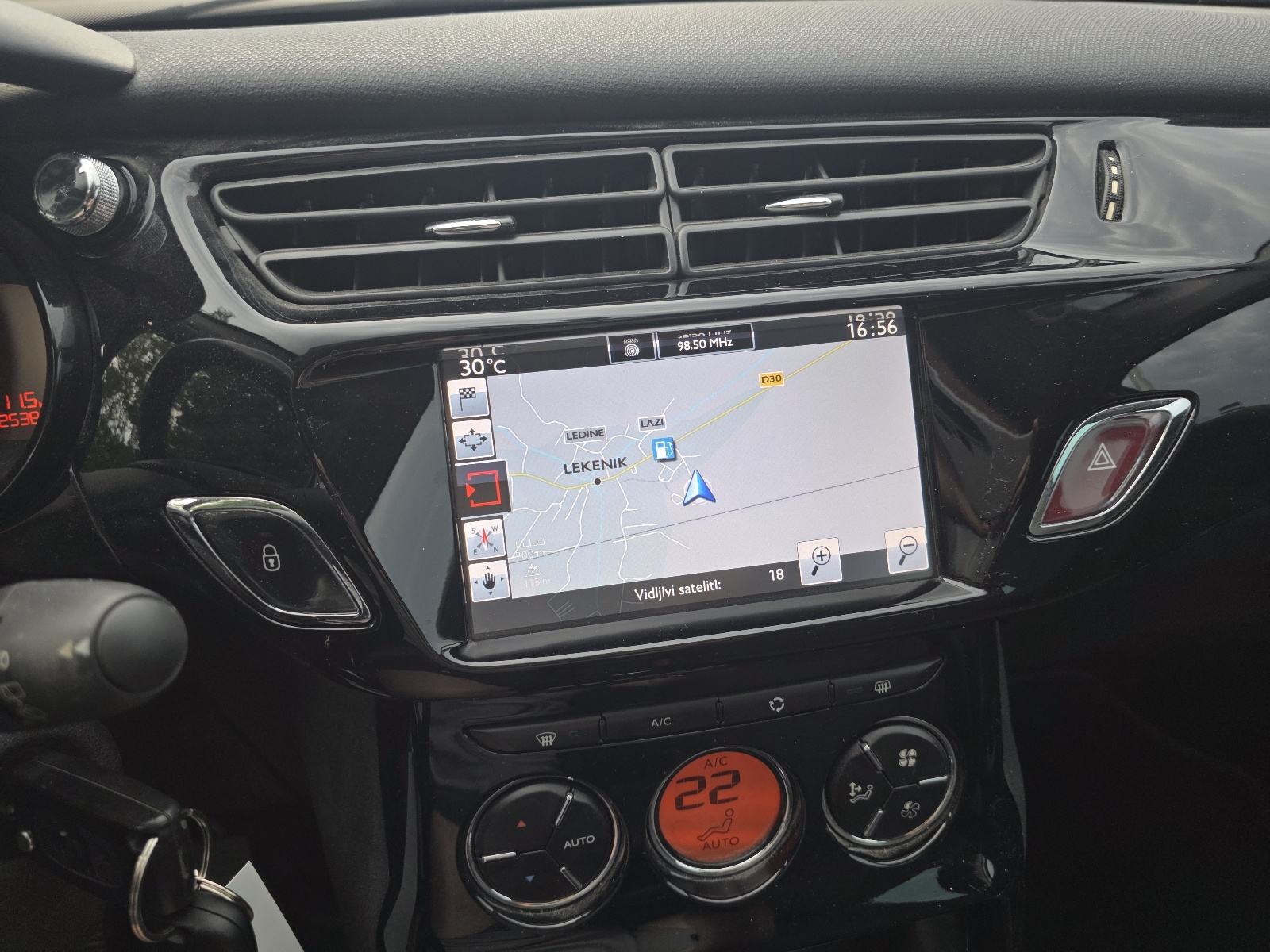 Citroën C3 1.2 exclusive ,navi,parking senzori,garancija, fotografija 9