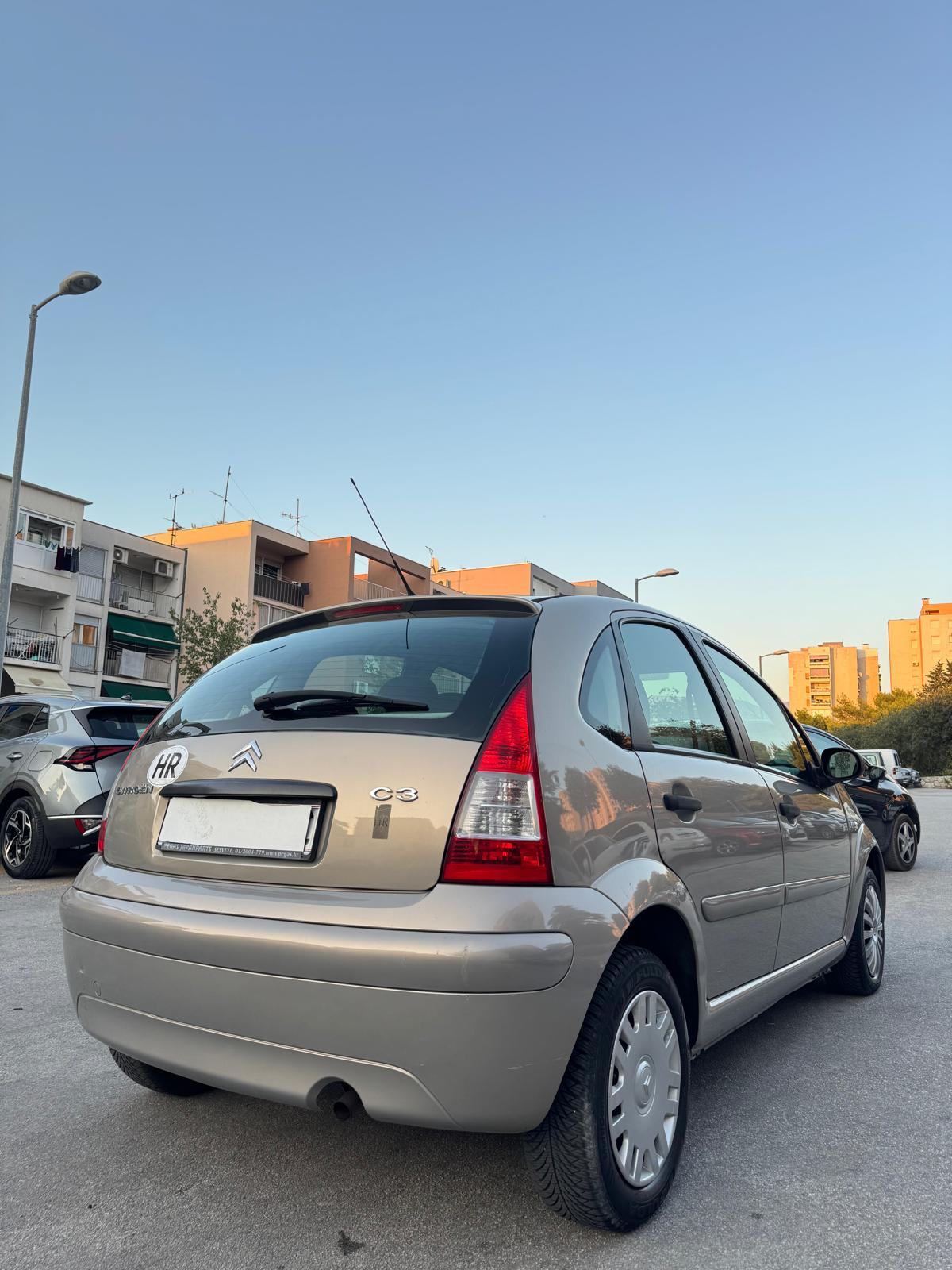 Citroën C3 1,4 8v klima samo 95000km servisna knjiga kao nov, fotografija 13