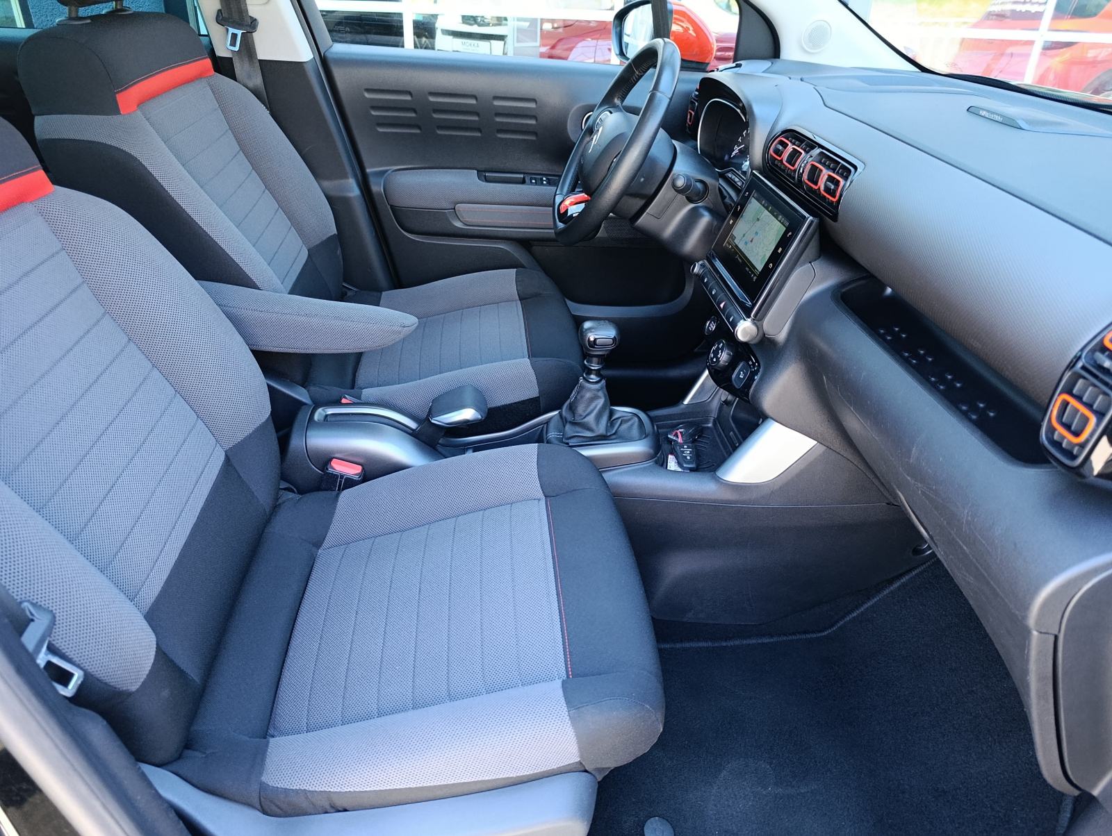 Citroën C3 Aircross Shine, panoramski krov, navigacija, jamstvo 1.g., fotografija 9