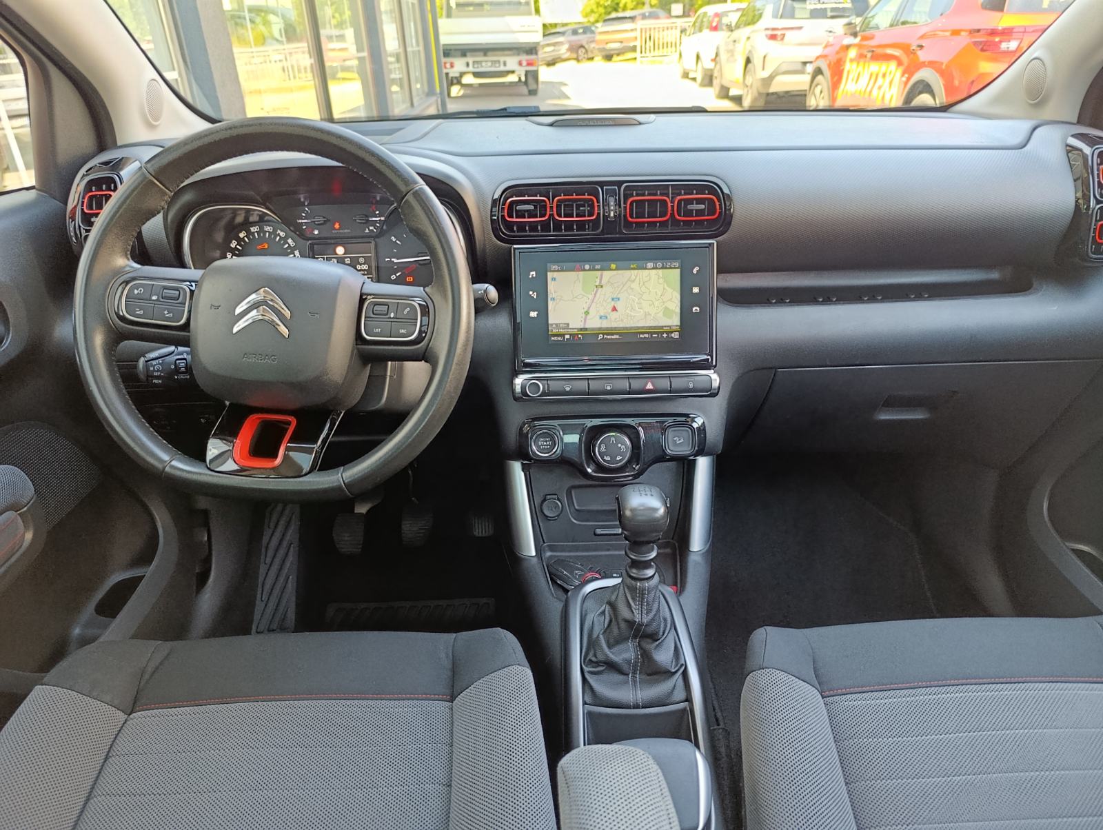Citroën C3 Aircross Shine, panoramski krov, navigacija, jamstvo 1.g., fotografija 17