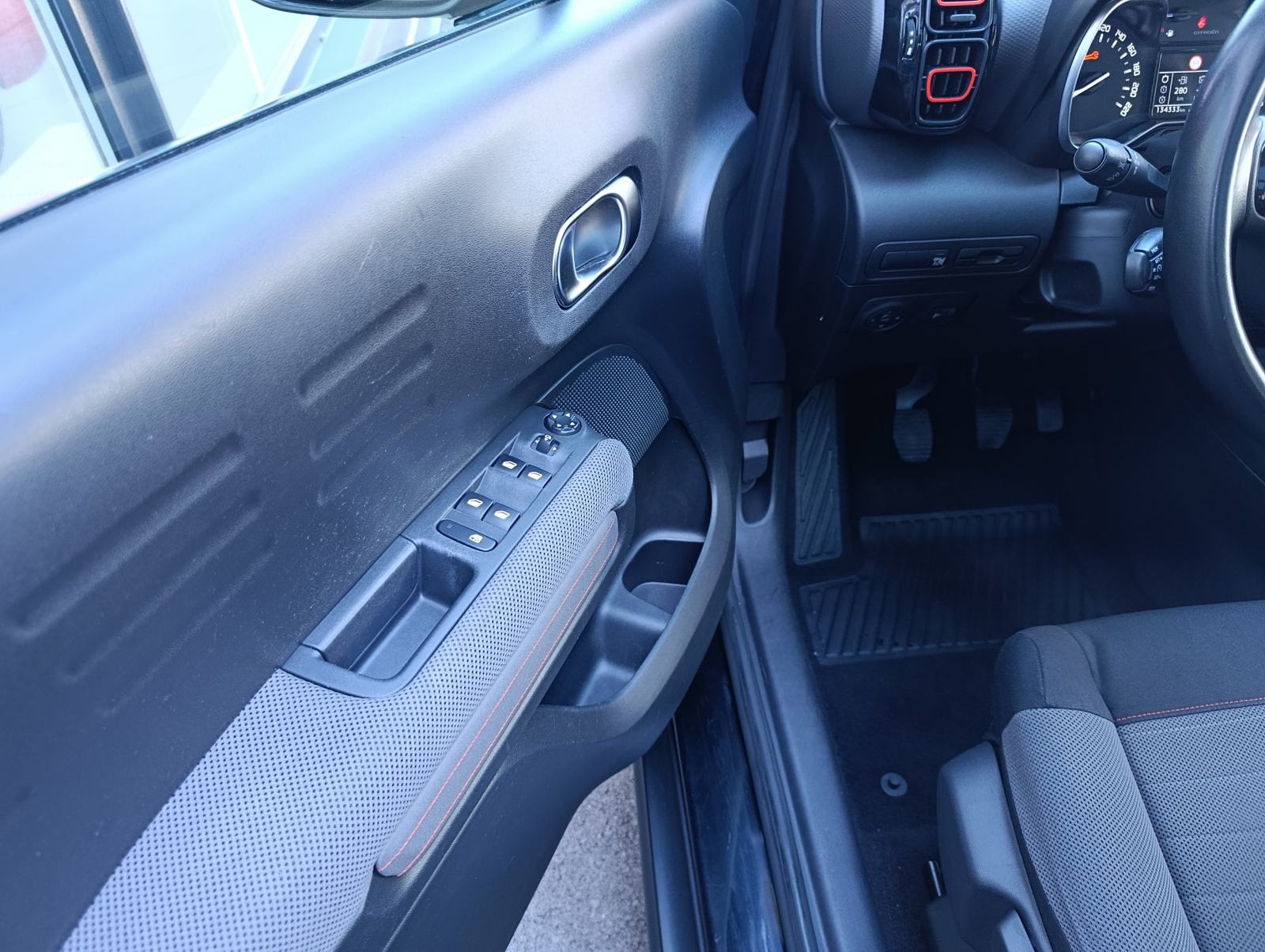 Citroën C3 Aircross Shine, panoramski krov, navigacija, jamstvo 1.g., fotografija 19