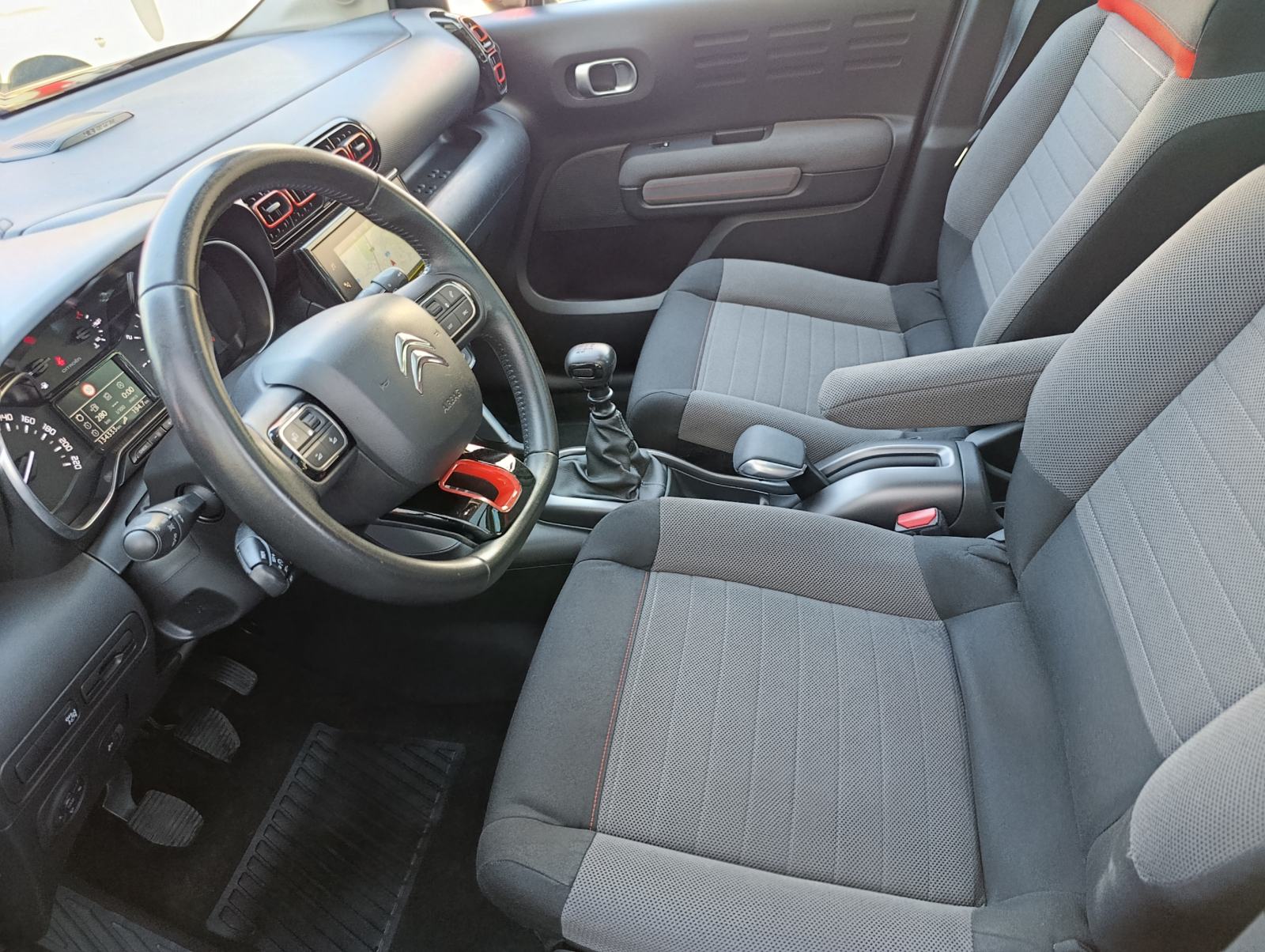 Citroën C3 Aircross Shine, panoramski krov, navigacija, jamstvo 1.g., fotografija 20