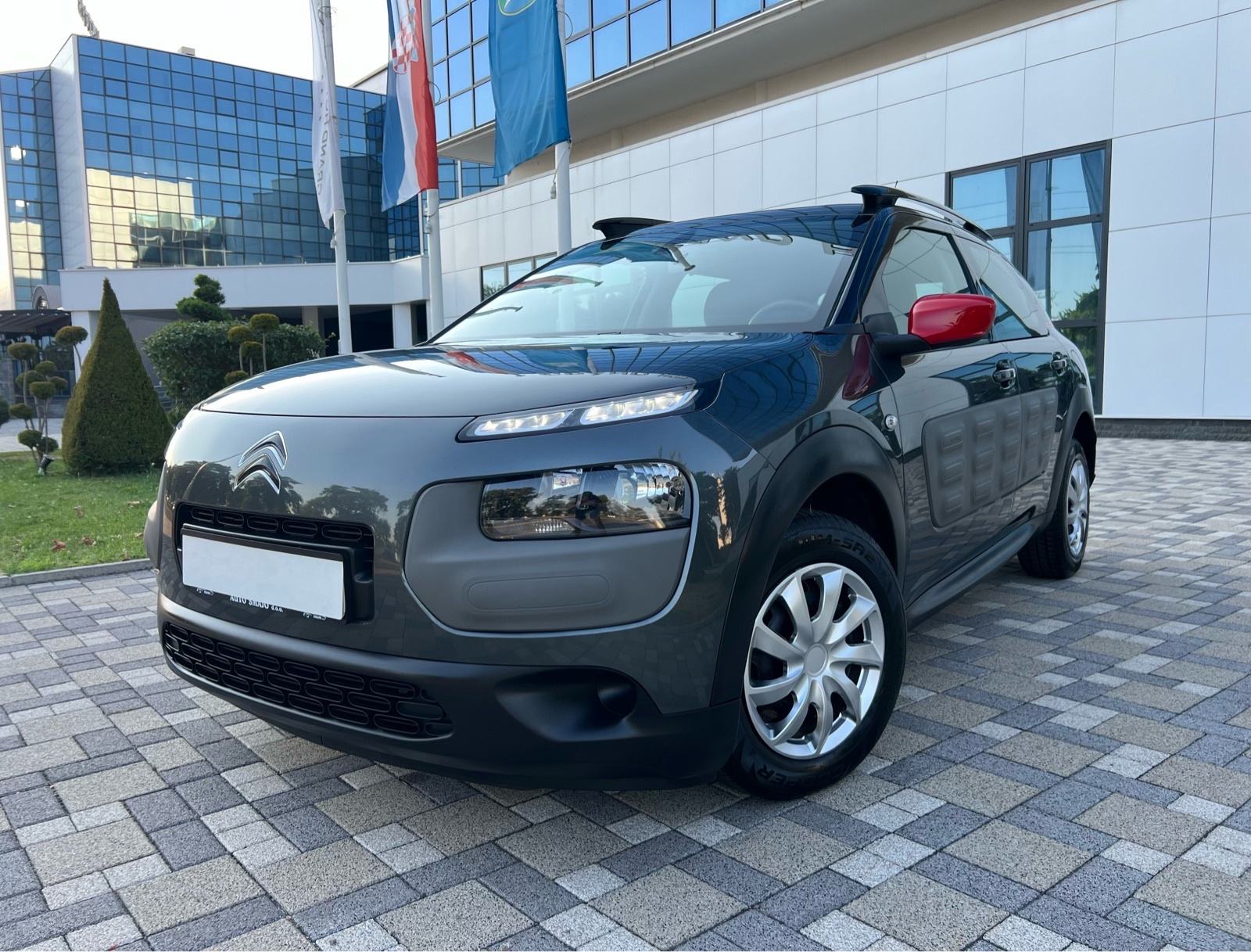 ** CITROEN C4 CACTUS ** 1.2 VTI ** 121.000 KM **REG 1 GODINU **LED **, fotografija 1