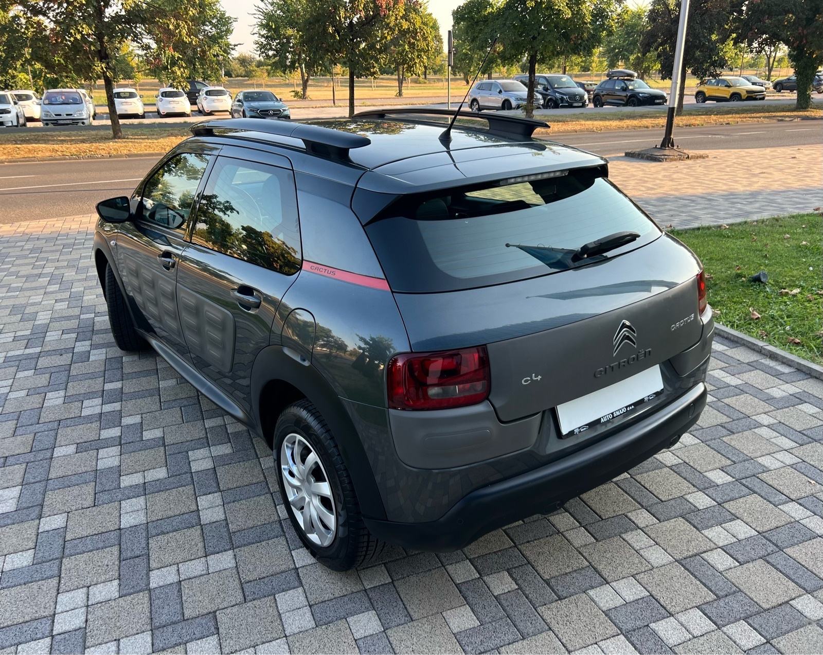 ** CITROEN C4 CACTUS ** 1.2 VTI ** 121.000 KM **REG 1 GODINU **LED **, fotografija 4
