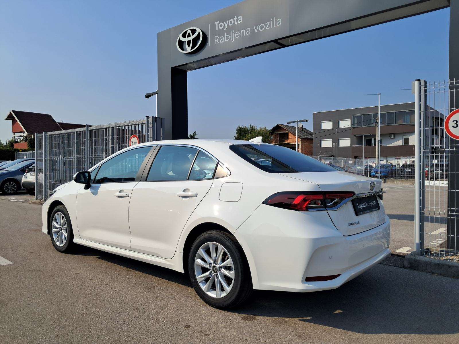 COROLLA SD 1.5 M/T LUNA * VOZILA U DOLASKU * ISPORUKA KRAJEM GODINE.., fotografija 3