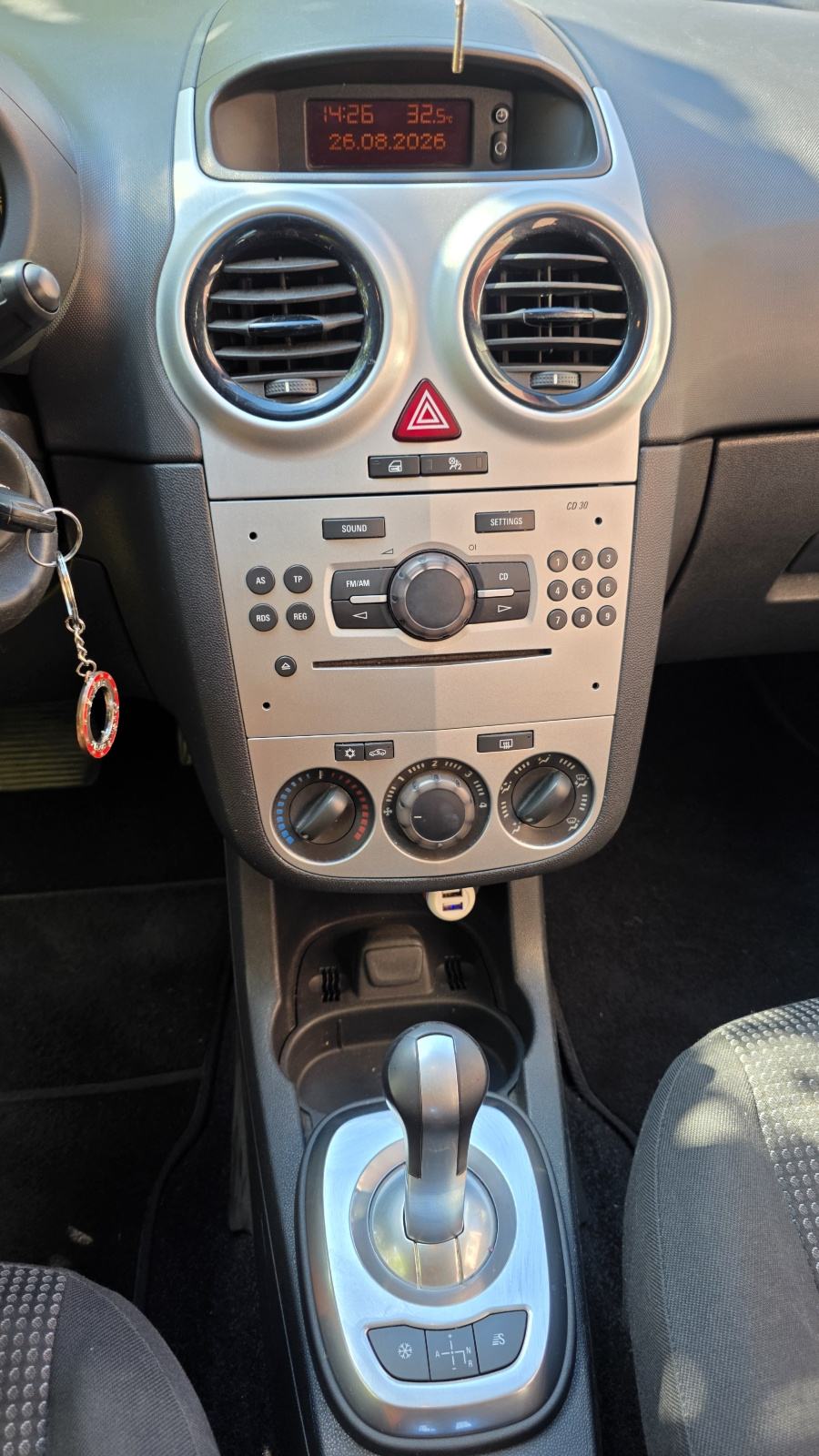Corsa automatik,nove gume, veliki servis,servisna povjest,2 seta kotač, fotografija 6