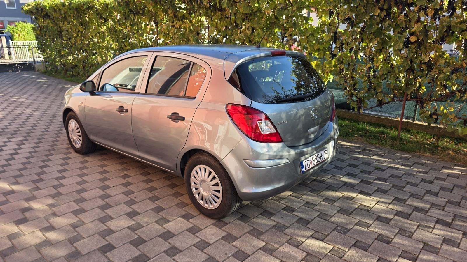 Corsa automatik,nove gume, veliki servis,servisna povjest,2 seta kotač, fotografija 7