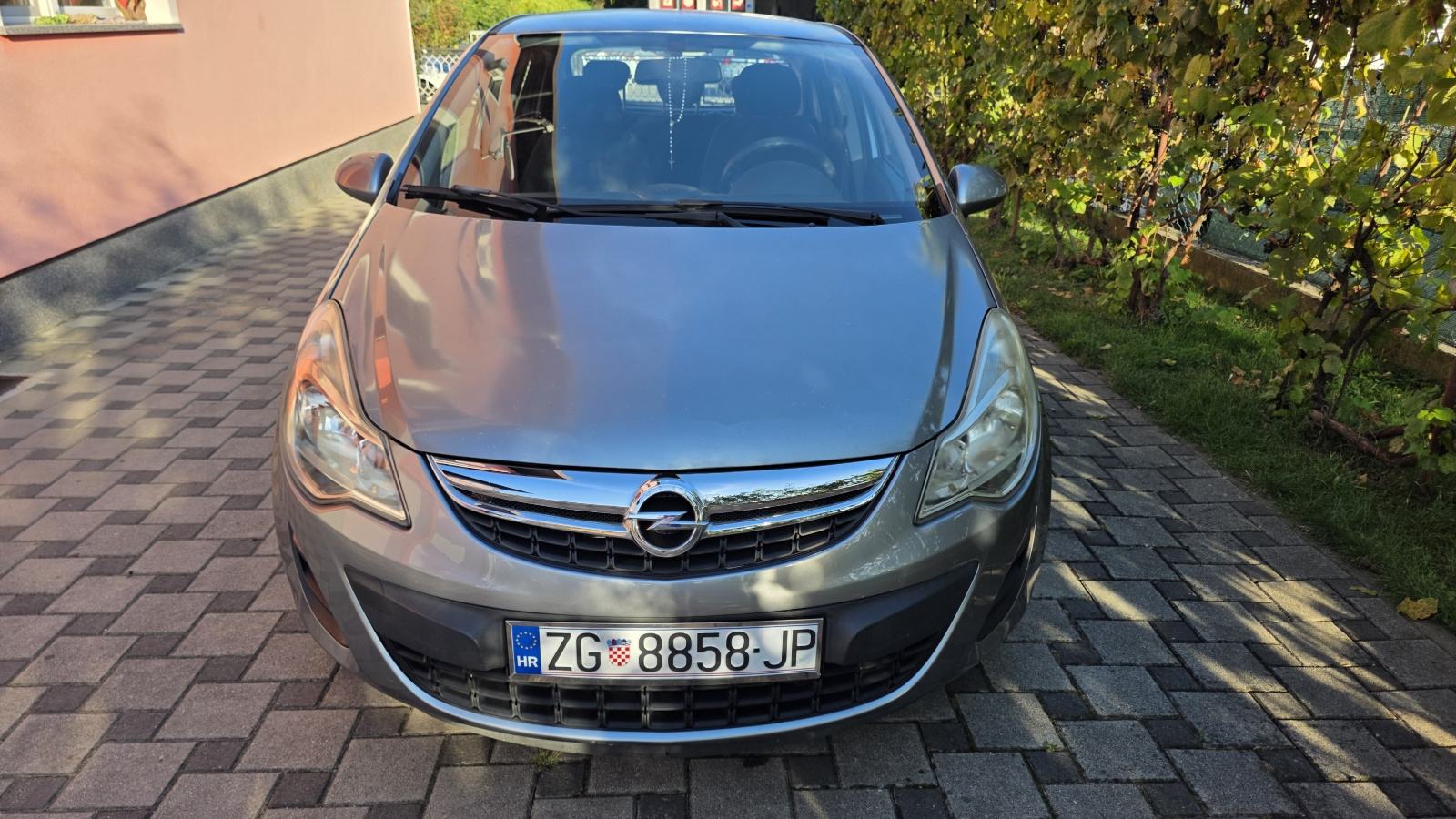 Corsa automatik,nove gume, veliki servis,servisna povjest,2 seta kotač, fotografija 3