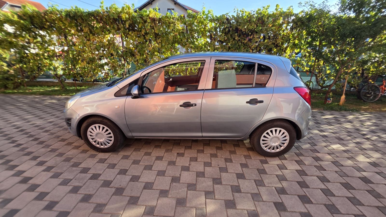Corsa automatik,nove gume, veliki servis,servisna povjest,2 seta kotač, fotografija 8