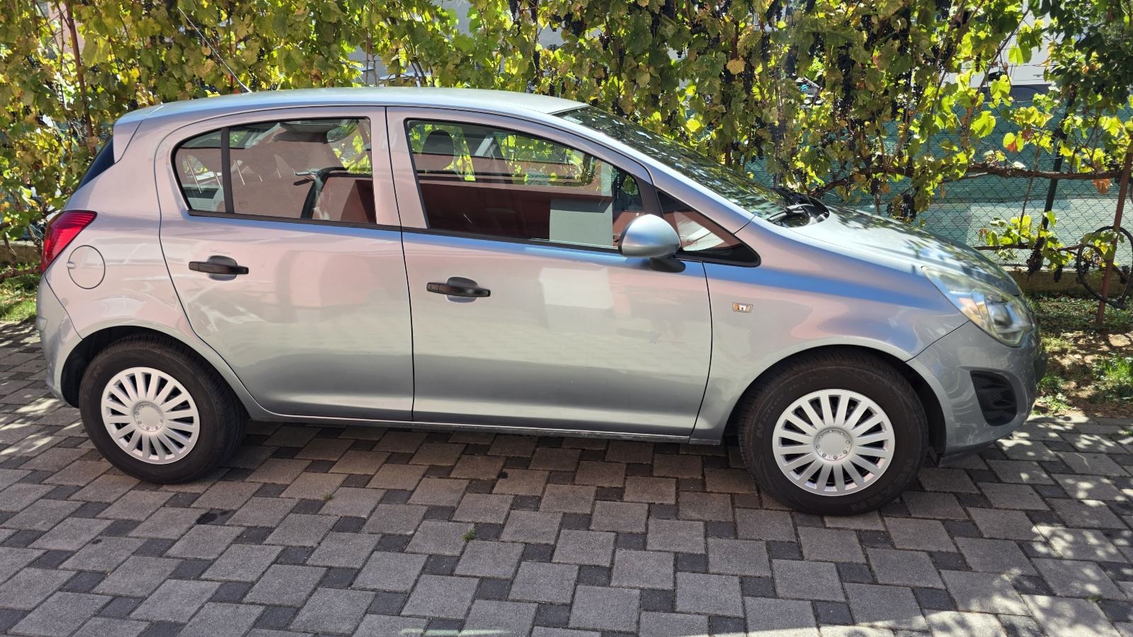 Corsa automatik,nove gume, veliki servis,servisna povjest,2 seta kotač, fotografija 10
