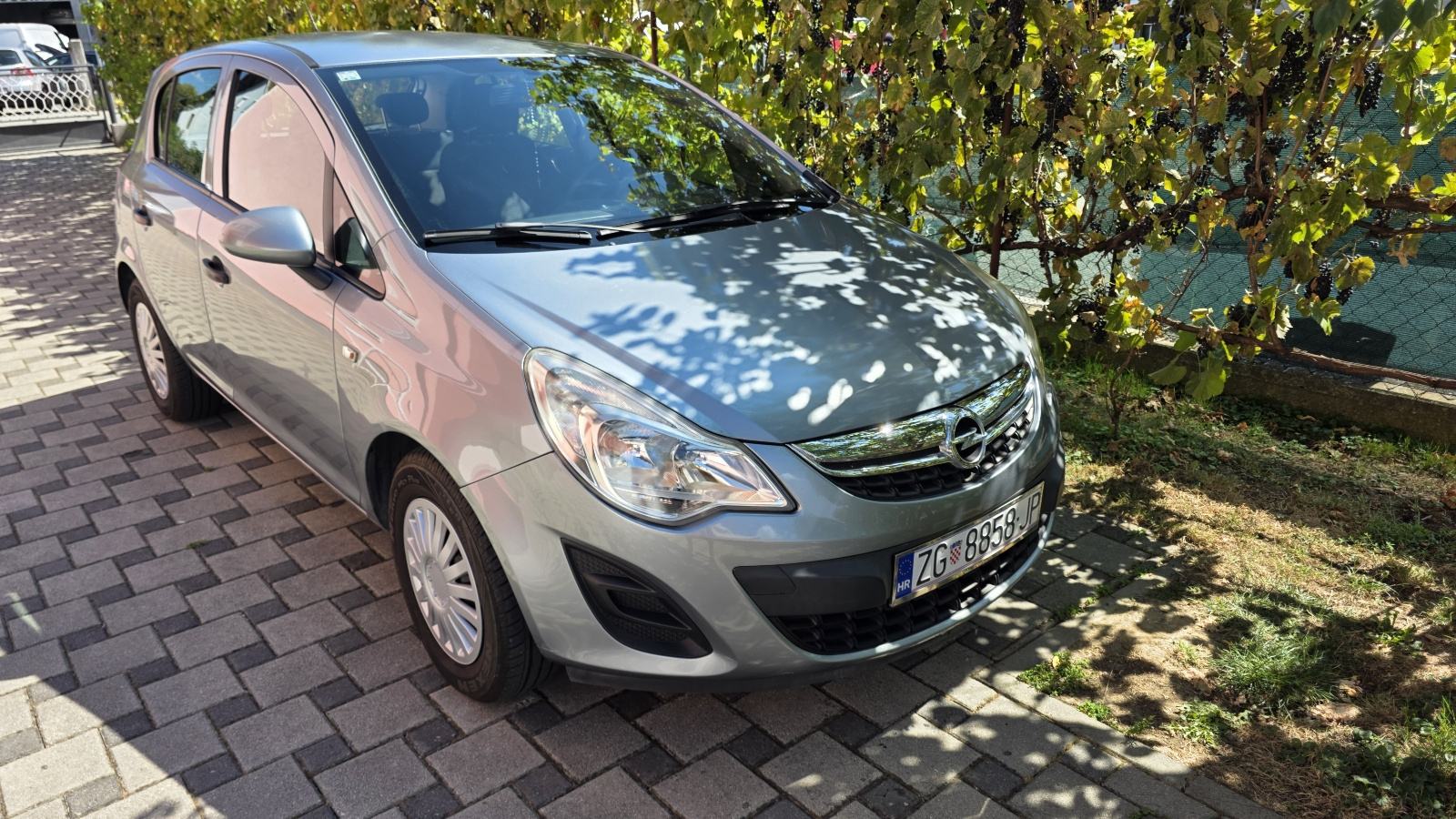 Corsa automatik,nove gume, veliki servis,servisna povjest,2 seta kotač, fotografija 12