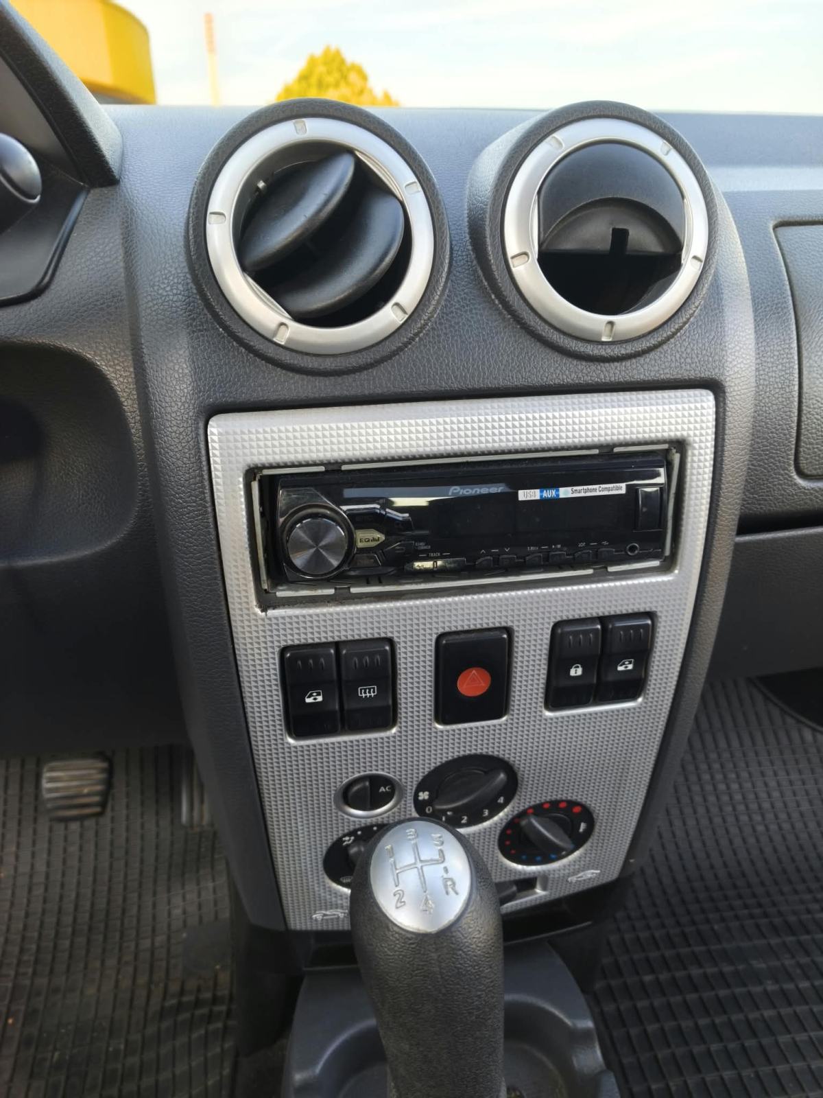 Dacia Logan 1,6, fotografija 9