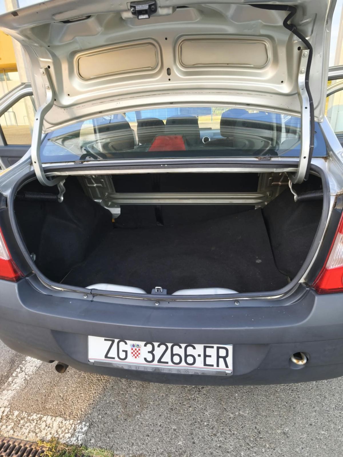 Dacia Logan 1,6, fotografija 13