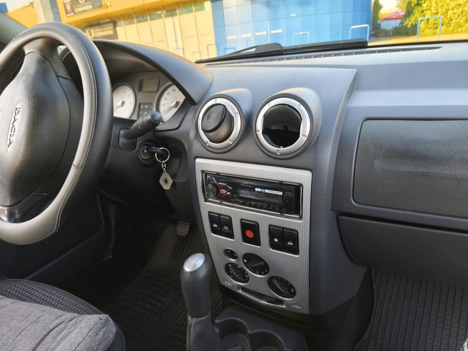 Dacia Logan 1,6, fotografija 17