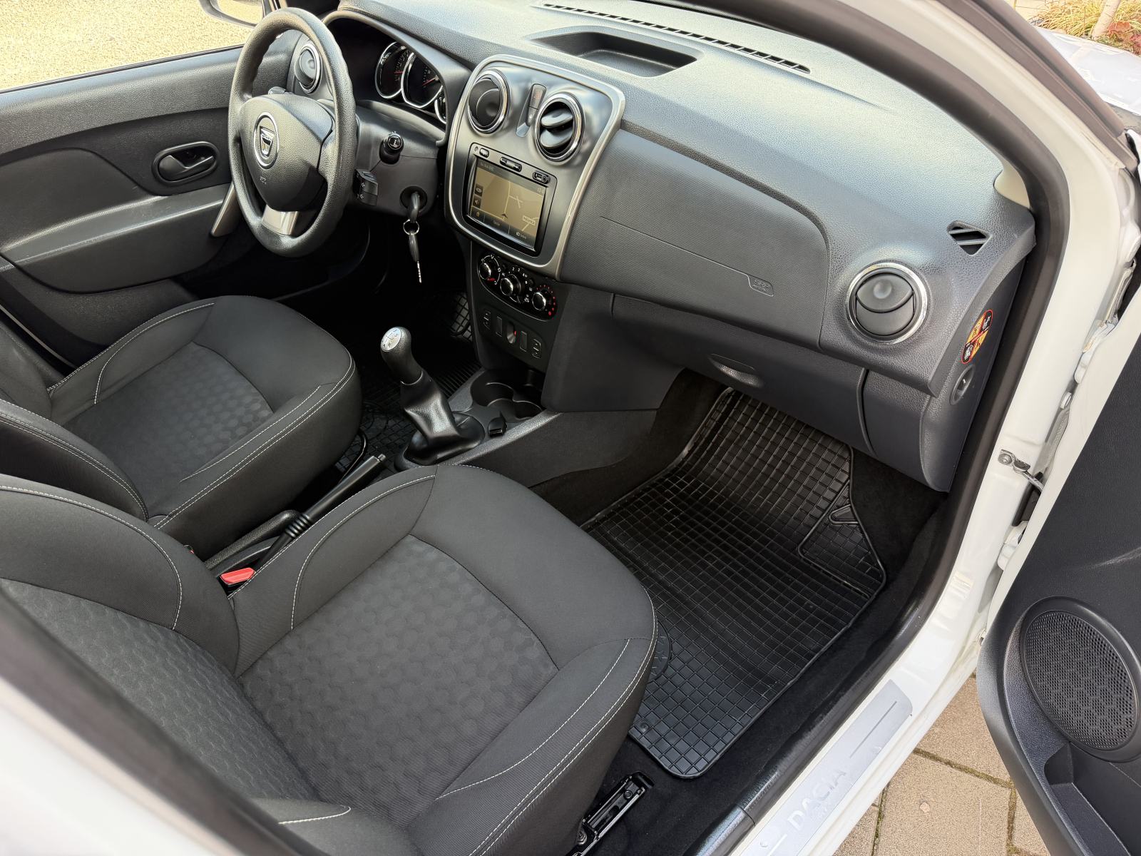 Dacia Sandero 0,9 TCe 90 - NAVIGACIJA - GARANCIJA, fotografija 13