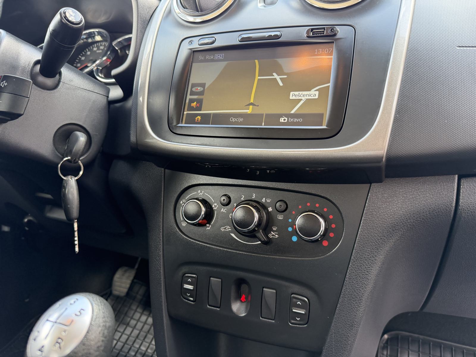 Dacia Sandero 0,9 TCe 90 - NAVIGACIJA - GARANCIJA, fotografija 19