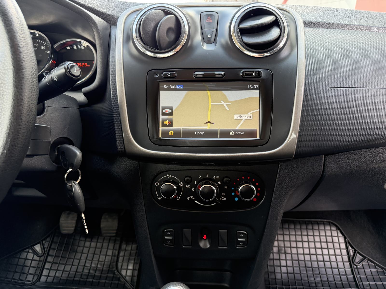 Dacia Sandero 0,9 TCe 90 - NAVIGACIJA - GARANCIJA, fotografija 18