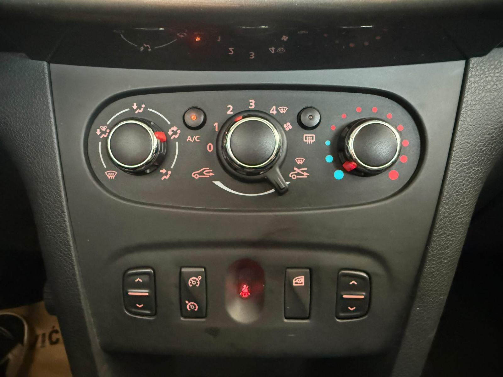 Dacia Sandero 0,9 TCe 90 Prestige PARKIRNI SERVISNA JAMSTVO 1 GOD., fotografija 16